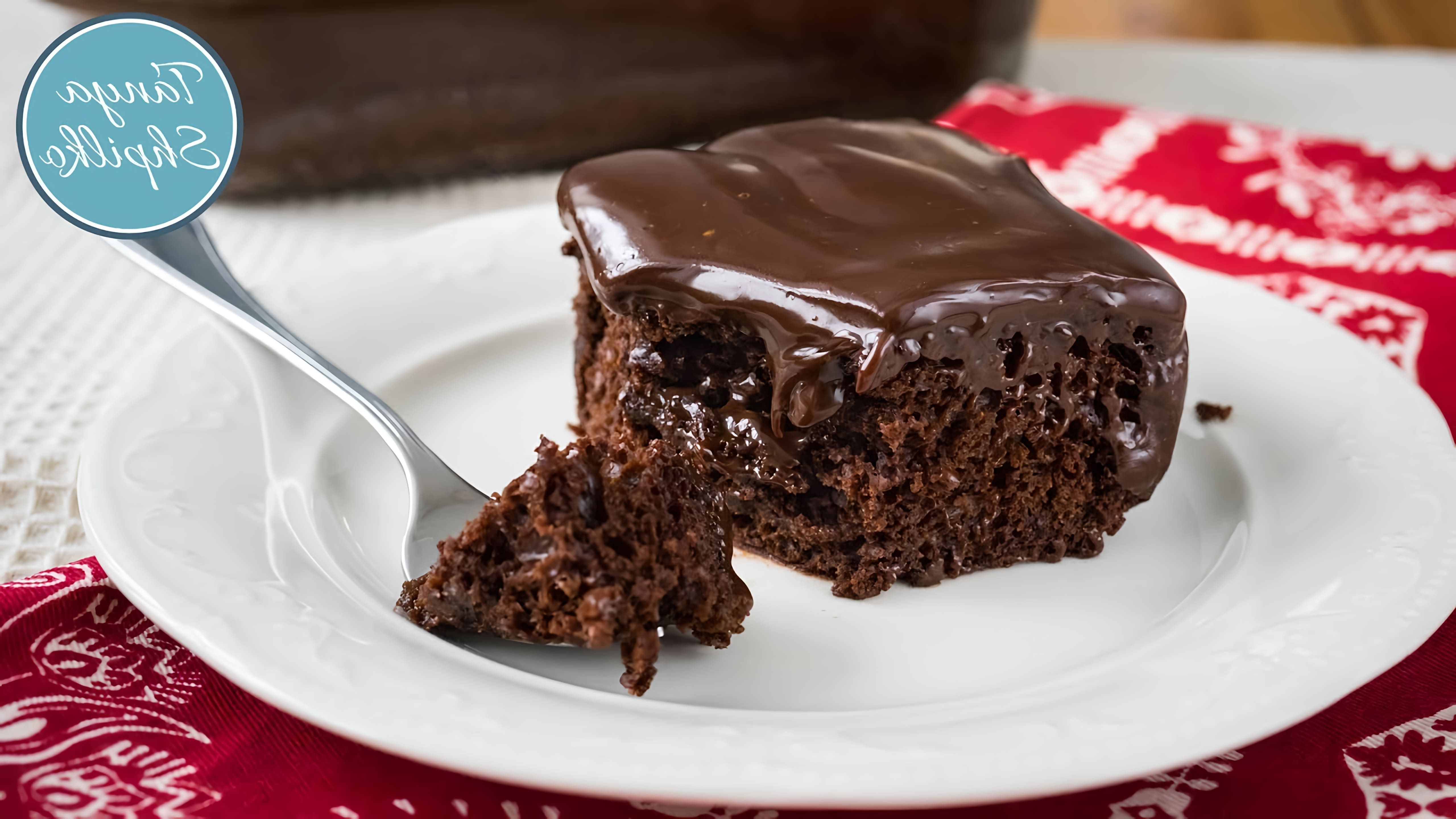 В этом видео демонстрируется рецепт мега шоколадного пирога с ганашем