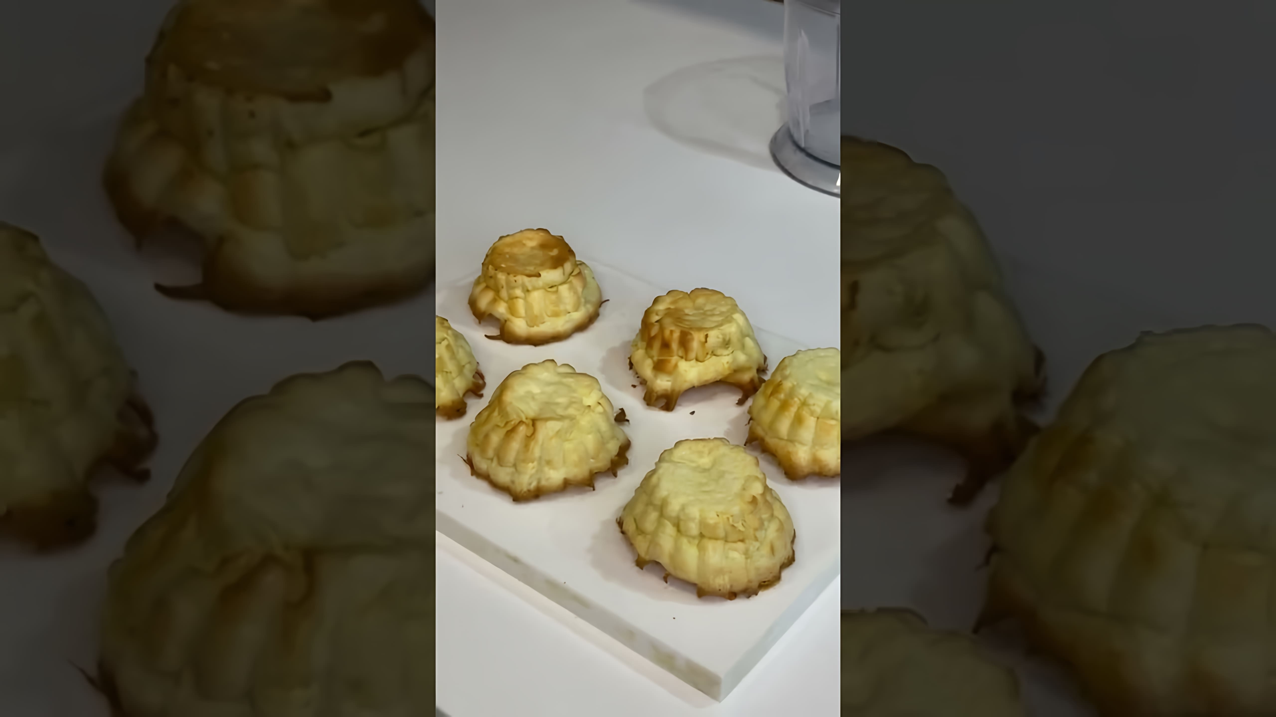 В этом видео демонстрируется рецепт приготовления сырников для стола №5