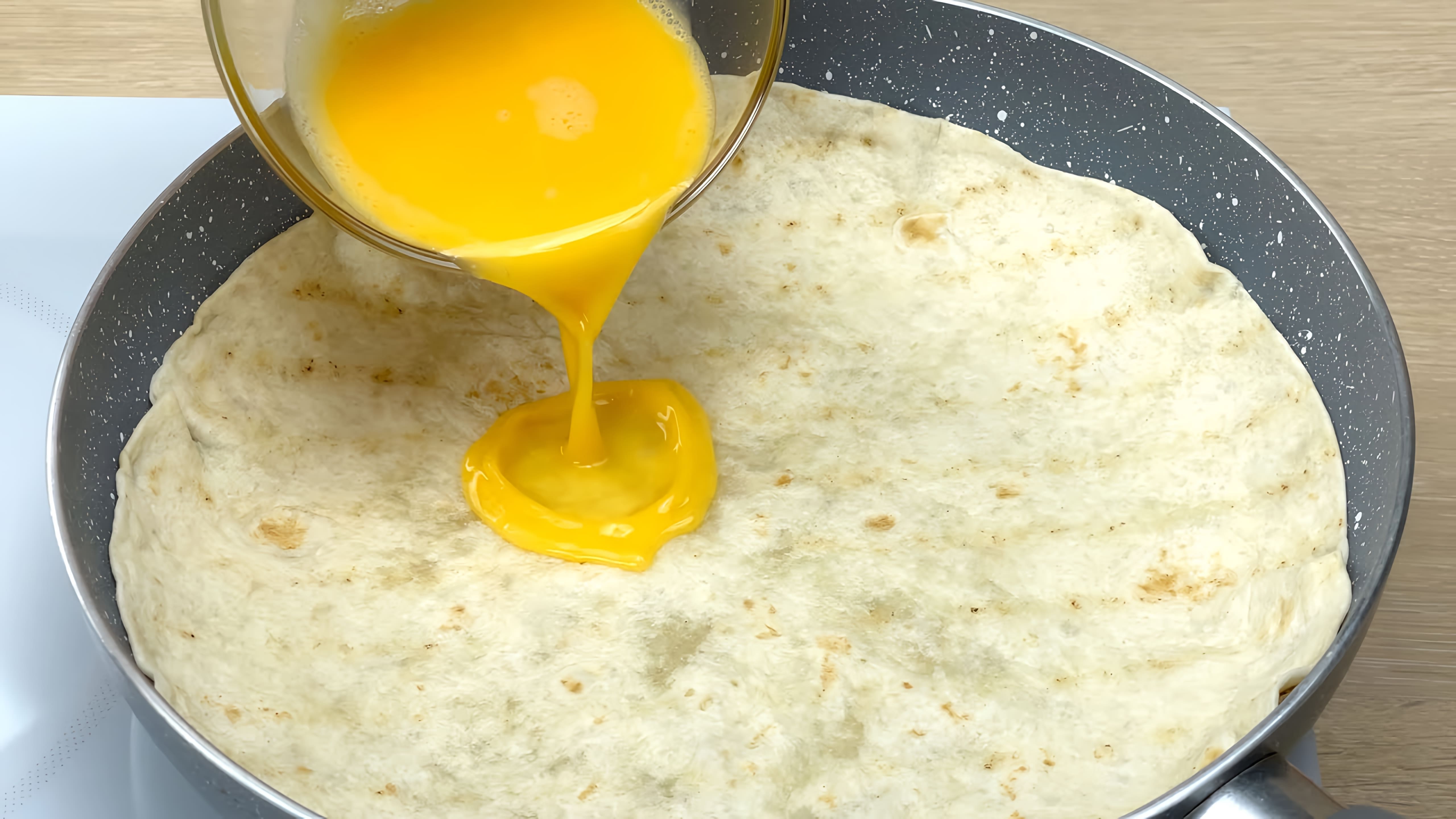 В данном видео демонстрируется процесс приготовления закуски из яиц и сыра