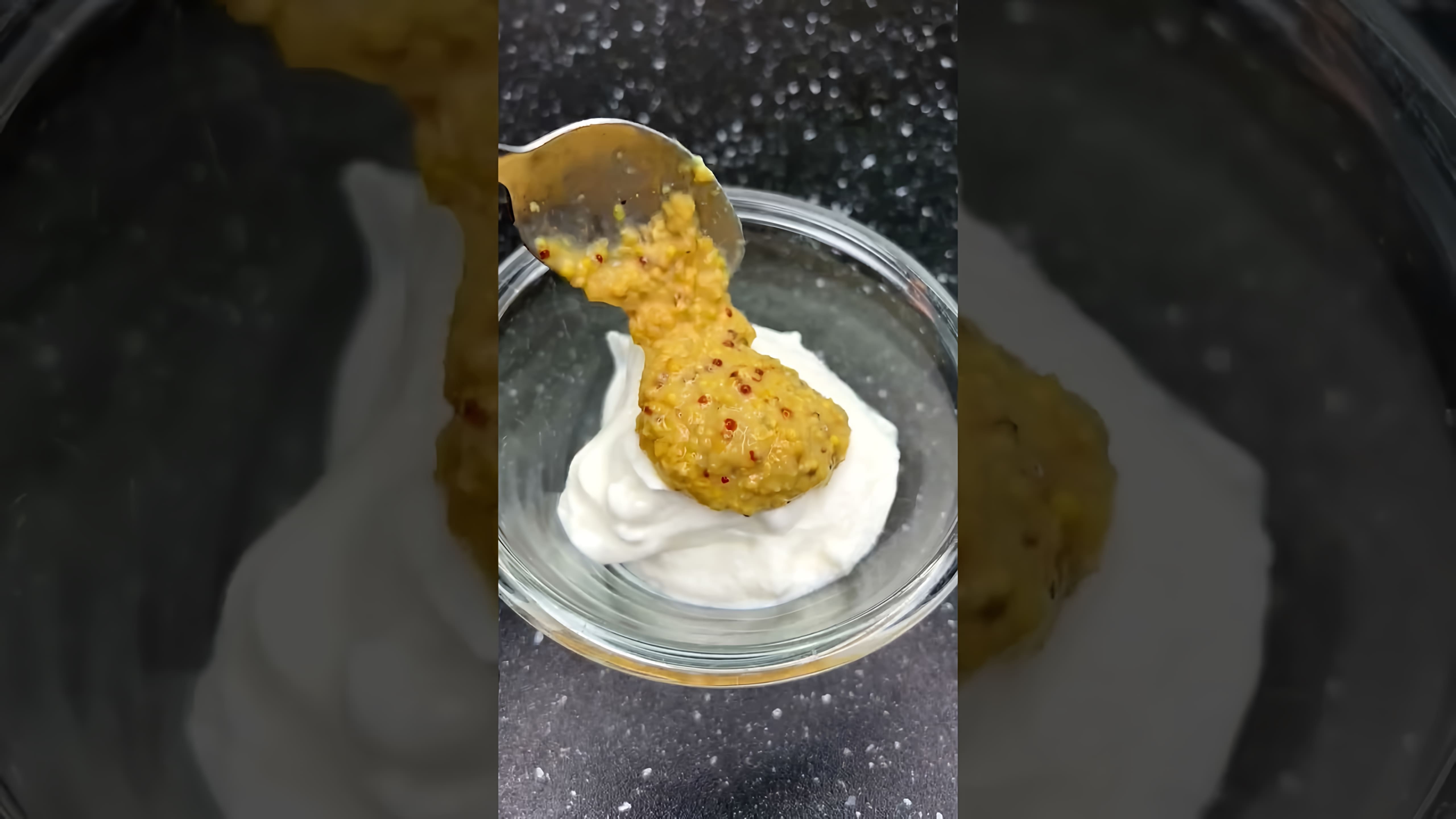 В этом видео демонстрируется рецепт приготовления белкового салата с кальмарами к Новому году