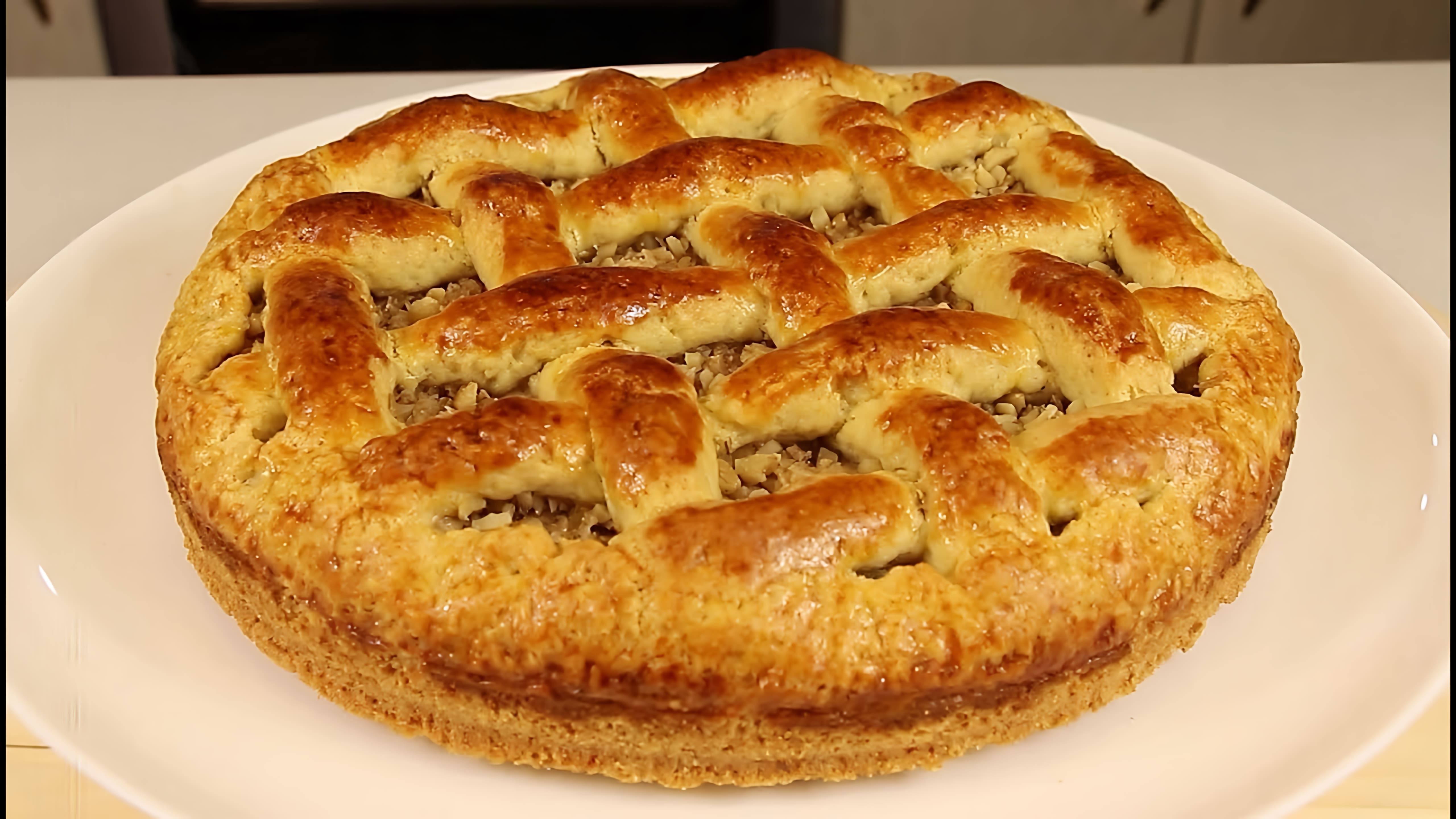 В этом видео демонстрируется процесс приготовления нежного песочного пирога с яблоками и орехами