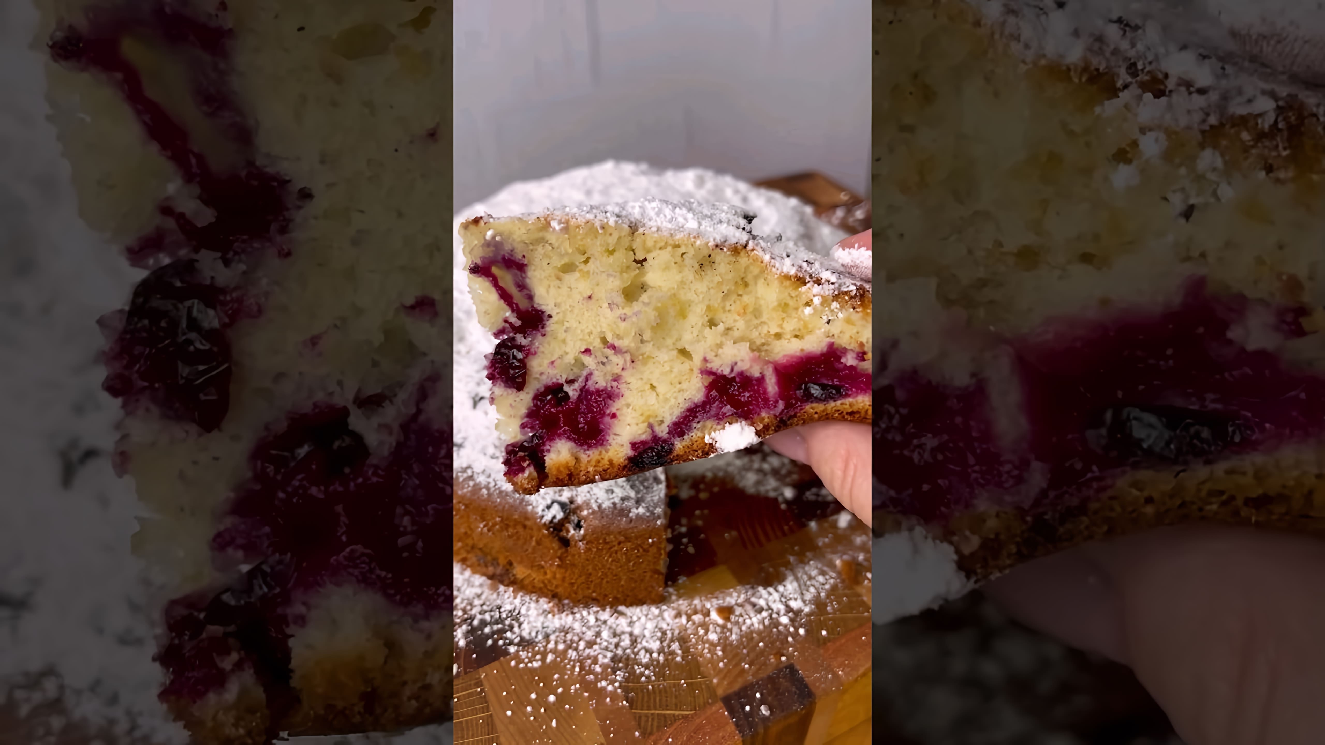 В этом видео демонстрируется рецепт приготовления кекса "12 ложек"