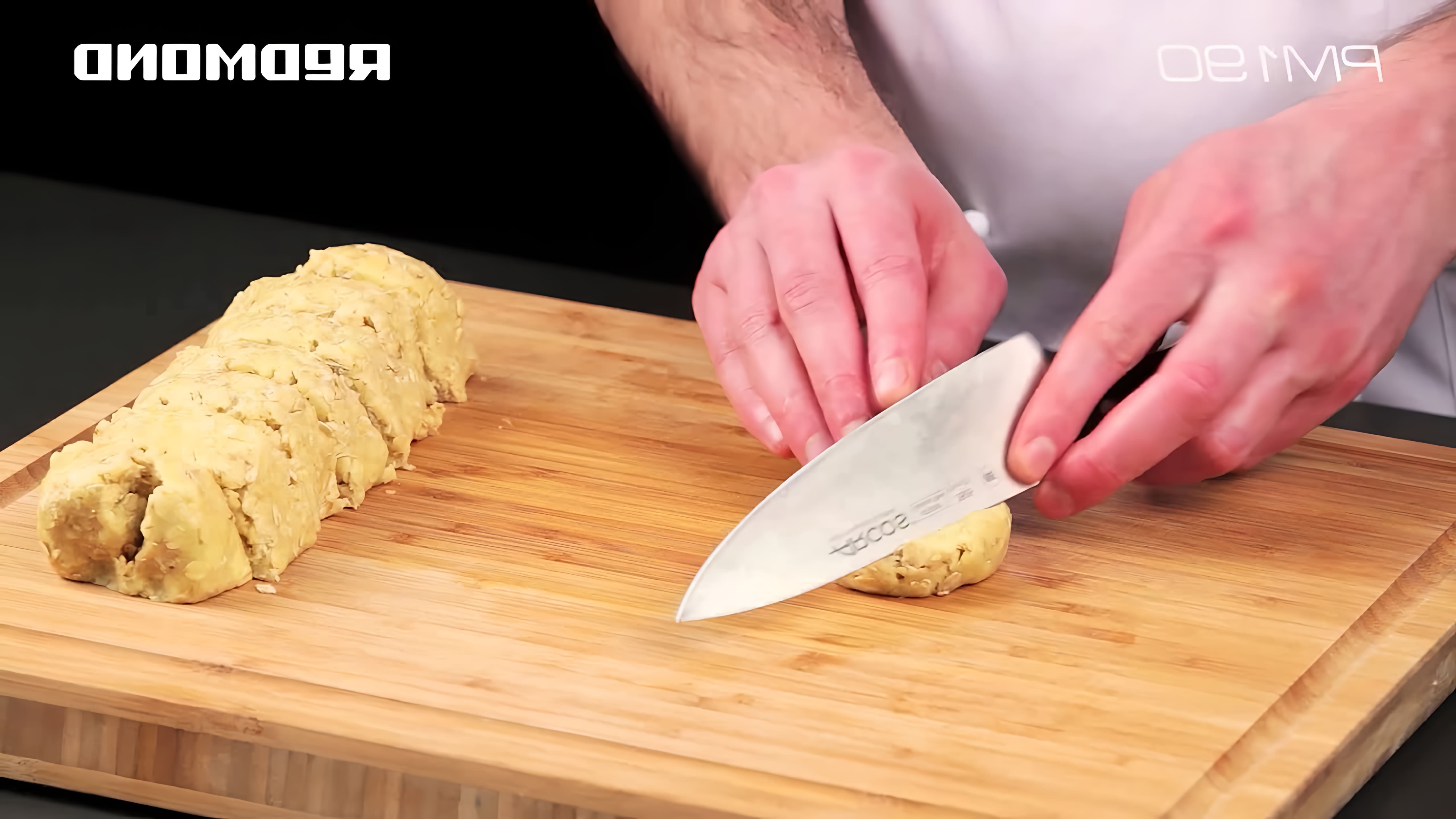 В этом видео-ролике будет показан рецепт приготовления овсяного печенья в мультиварке-скороварке REDMOND RMC-PM190