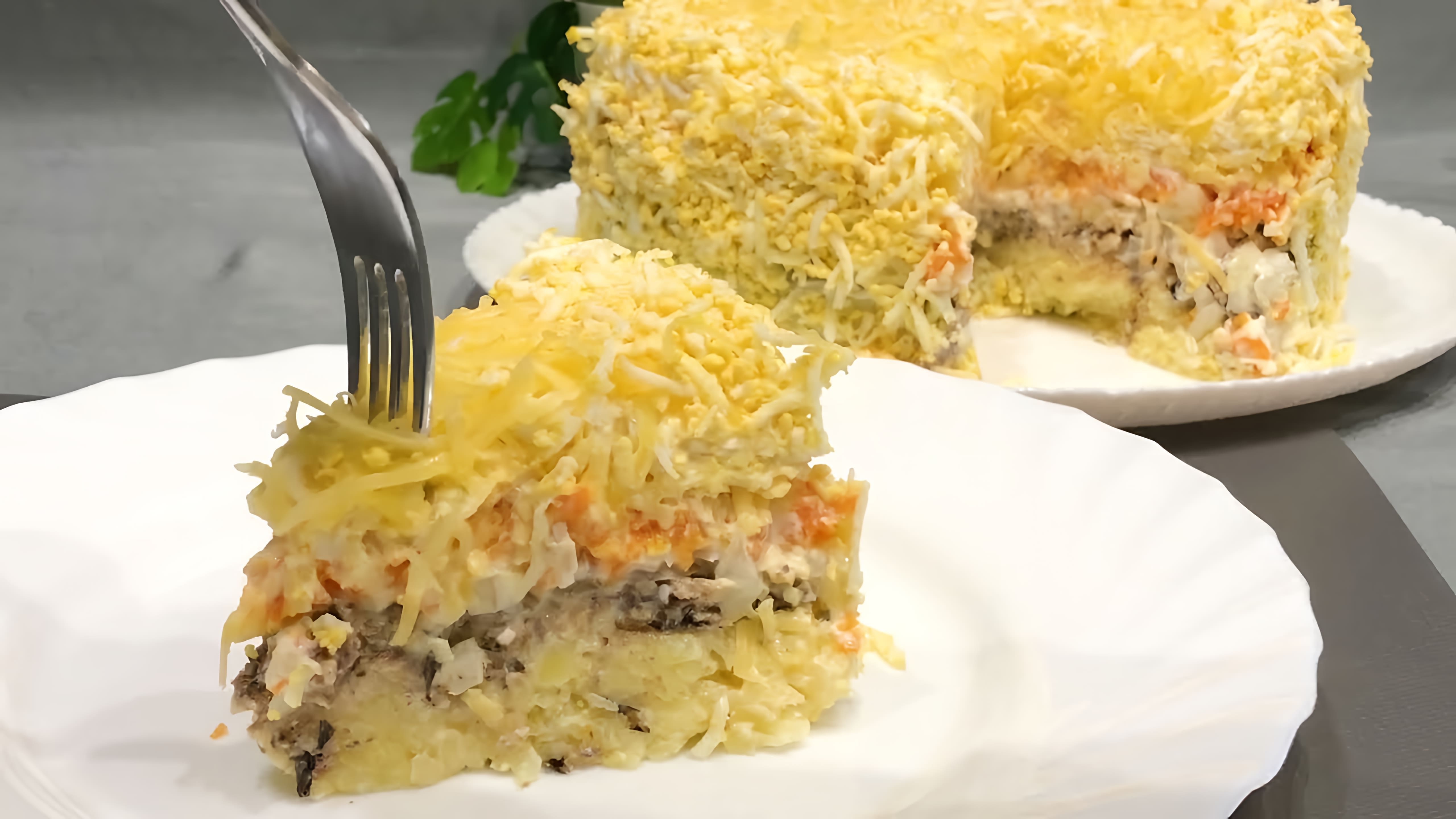 В этом видео демонстрируется рецепт приготовления слоеного салата со шпротами "Мимоза"