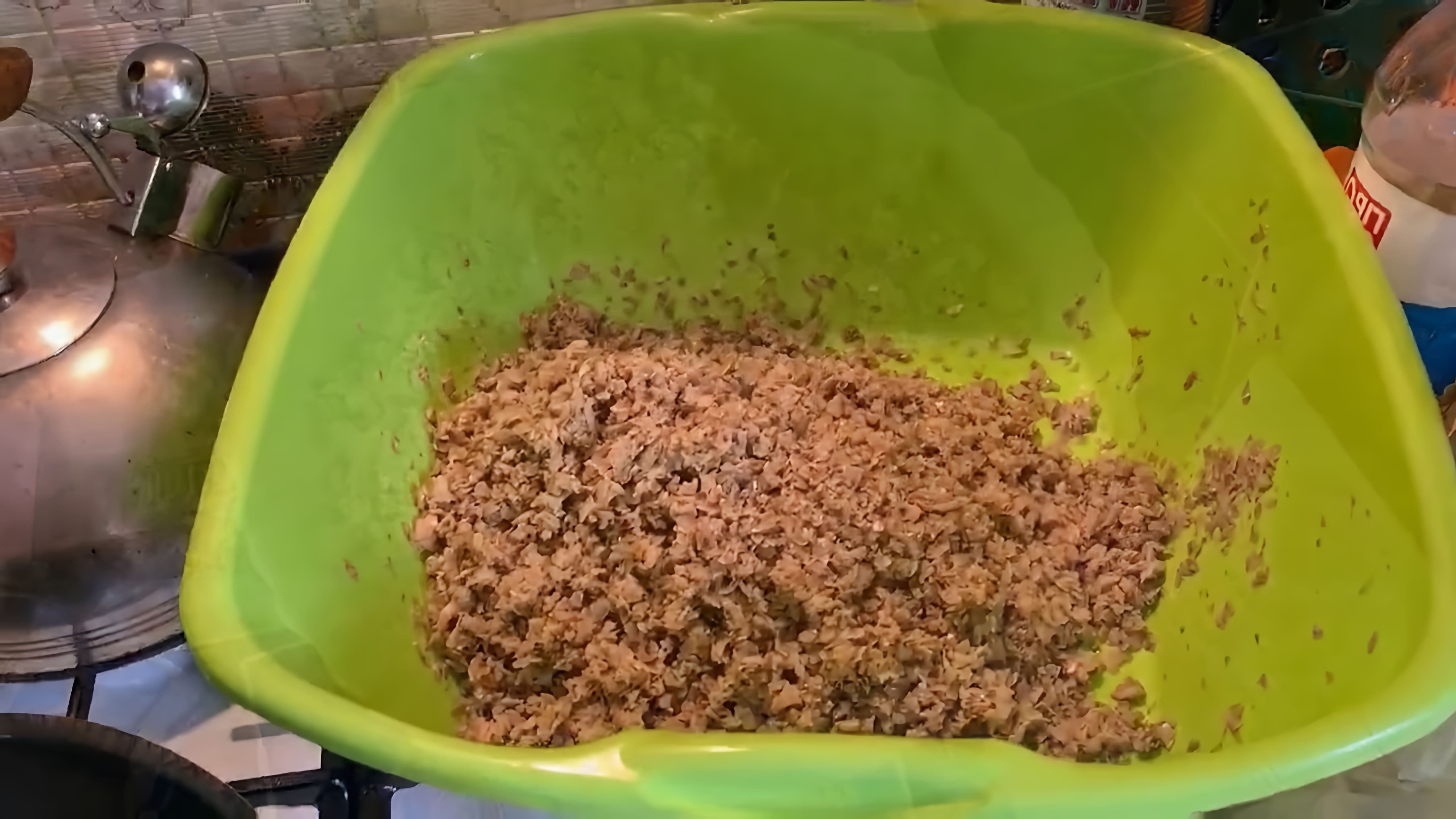 В этом видео демонстрируется процесс приготовления грибной икры из груздей