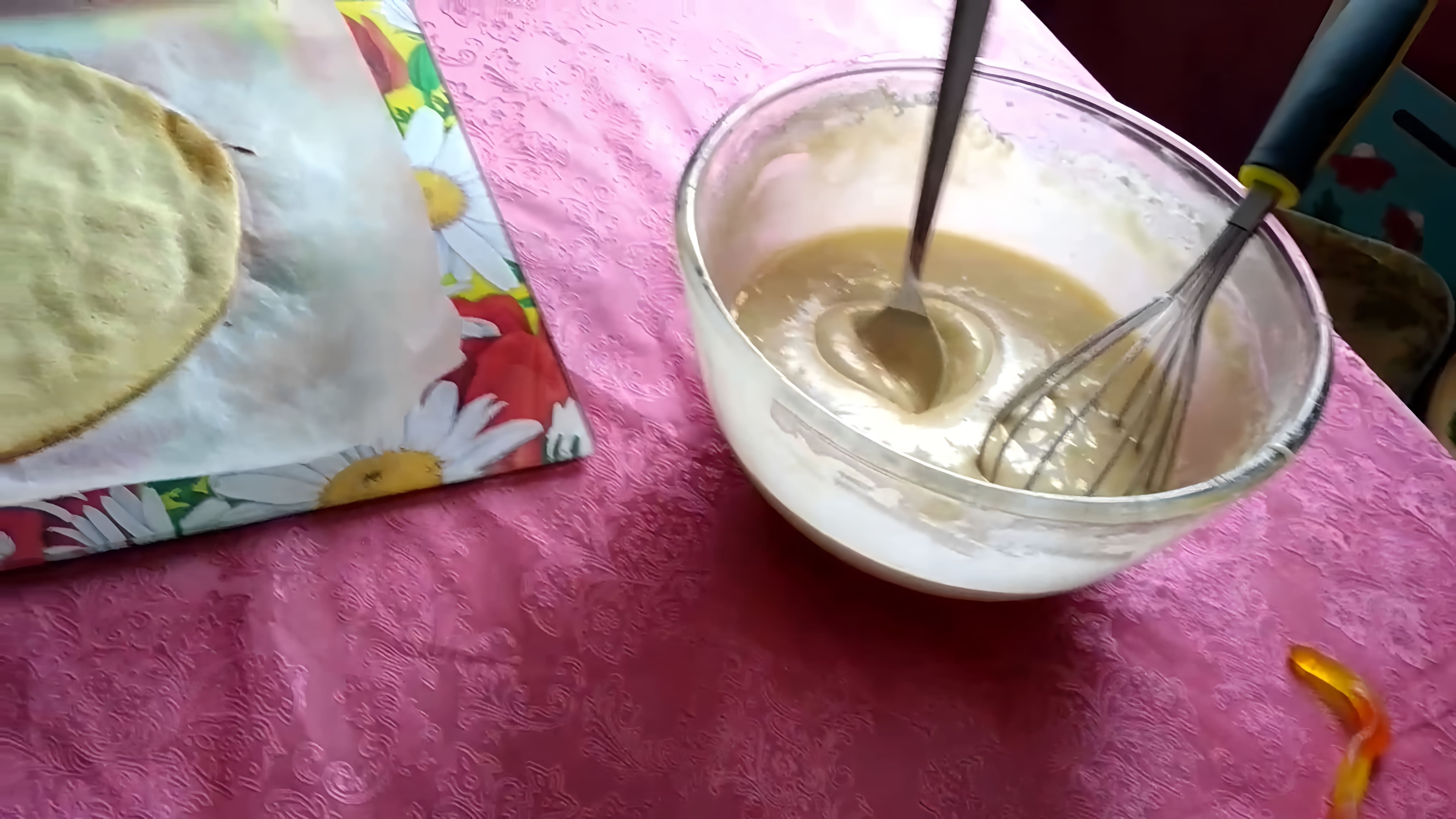 В этом видео демонстрируется процесс приготовления торта "Молочная девочка" без использования сгущенки