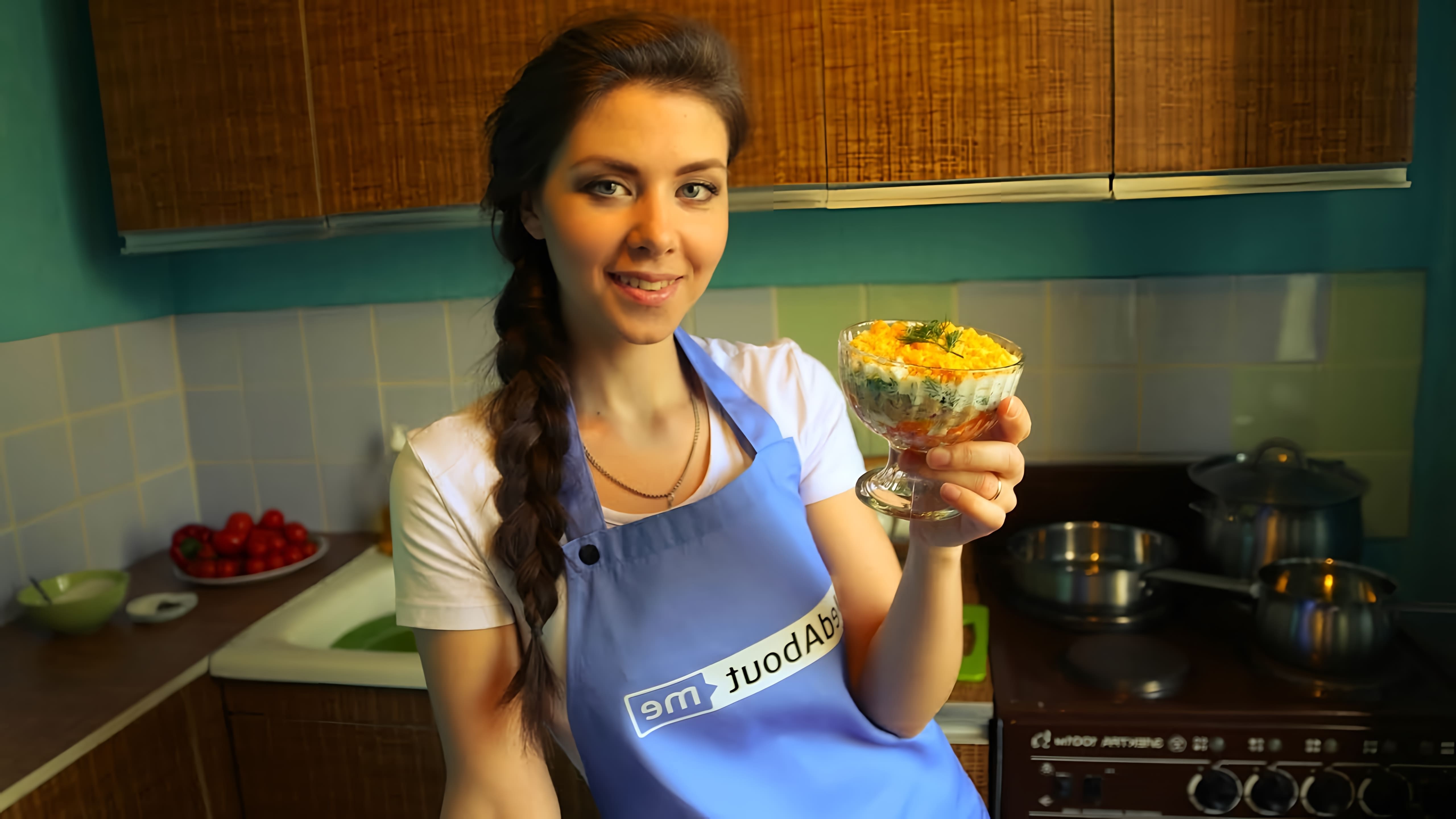В этом видео демонстрируется рецепт салата "Мимоза", который является быстрым, полезным и вкусным блюдом