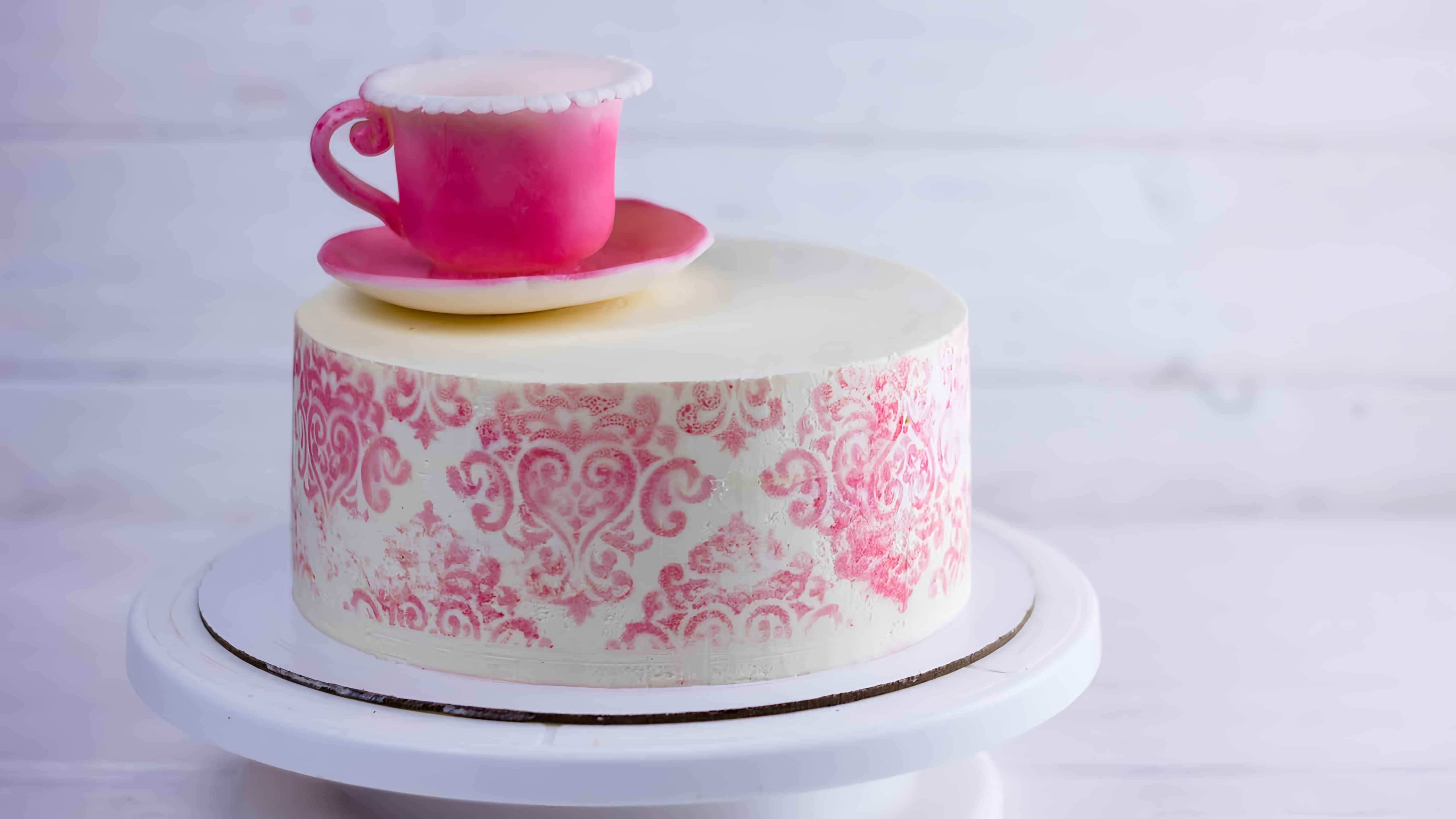 В этом видео демонстрируется рецепт торта "Карамельная девочка", который является альтернативой торта "Молочная девочка"