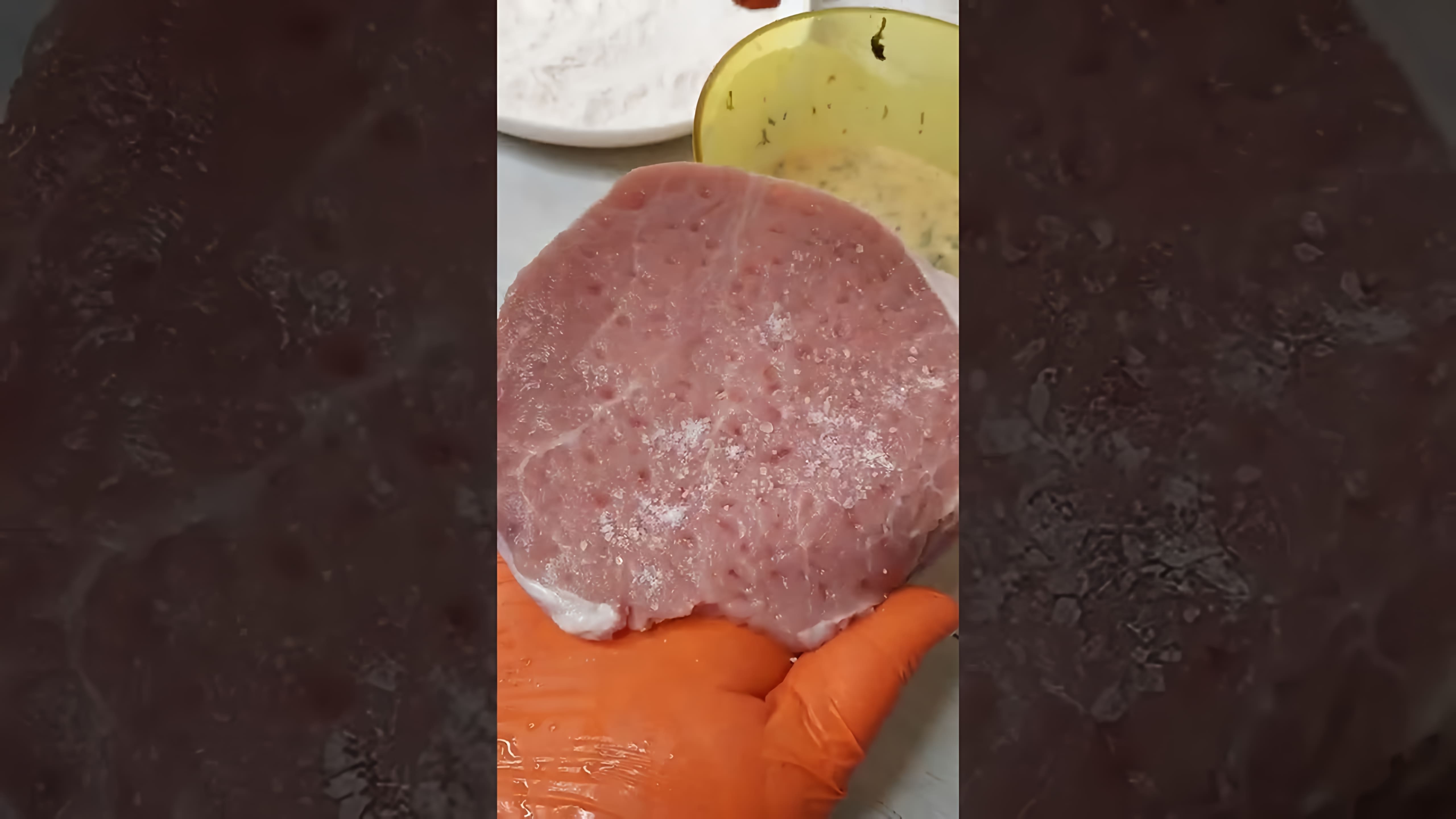 В этом видео демонстрируется рецепт приготовления свиной отбивной с необычным кляром