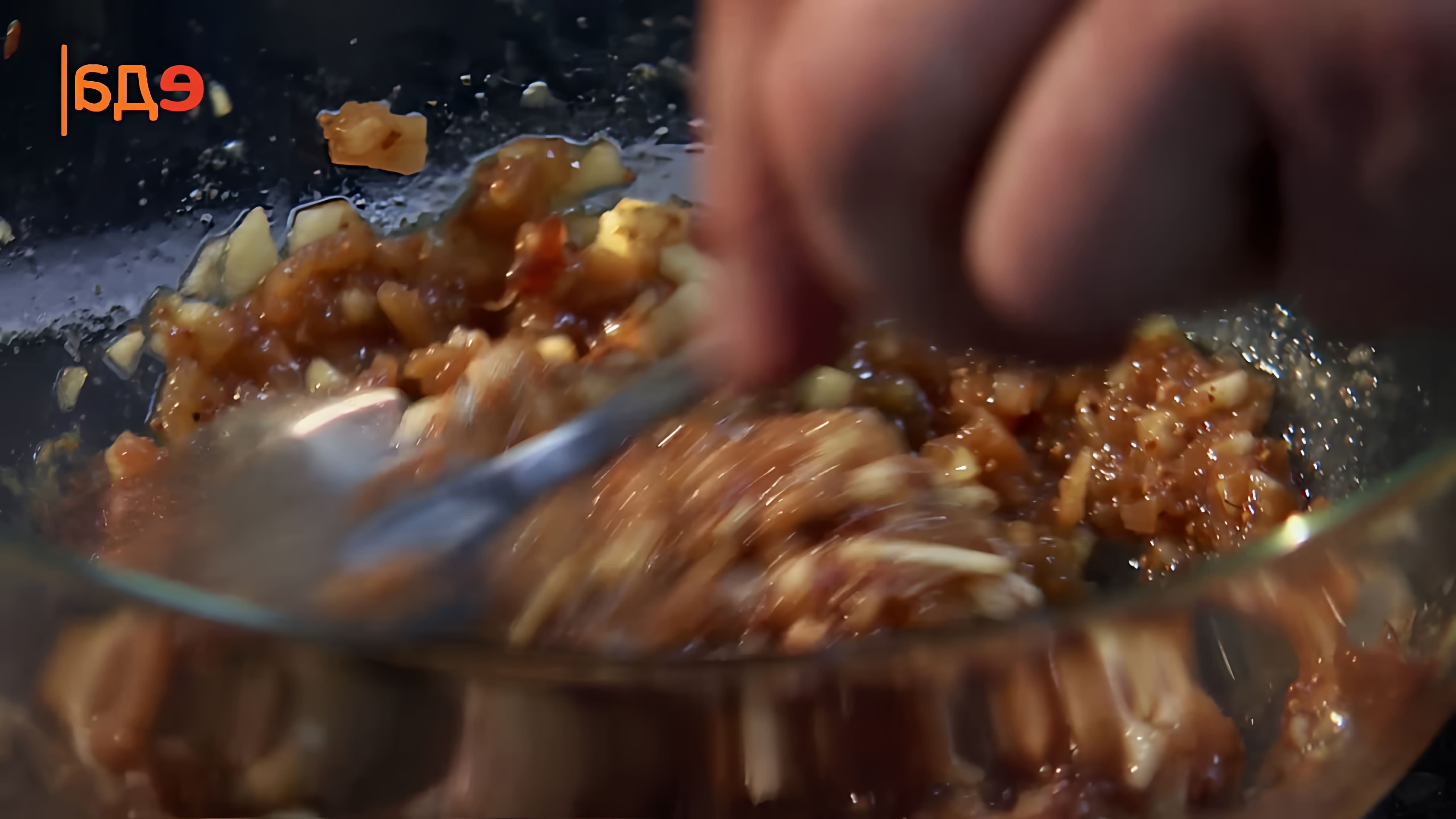 В этом видео демонстрируется процесс приготовления двух видов чатни - из инжира и из фиников