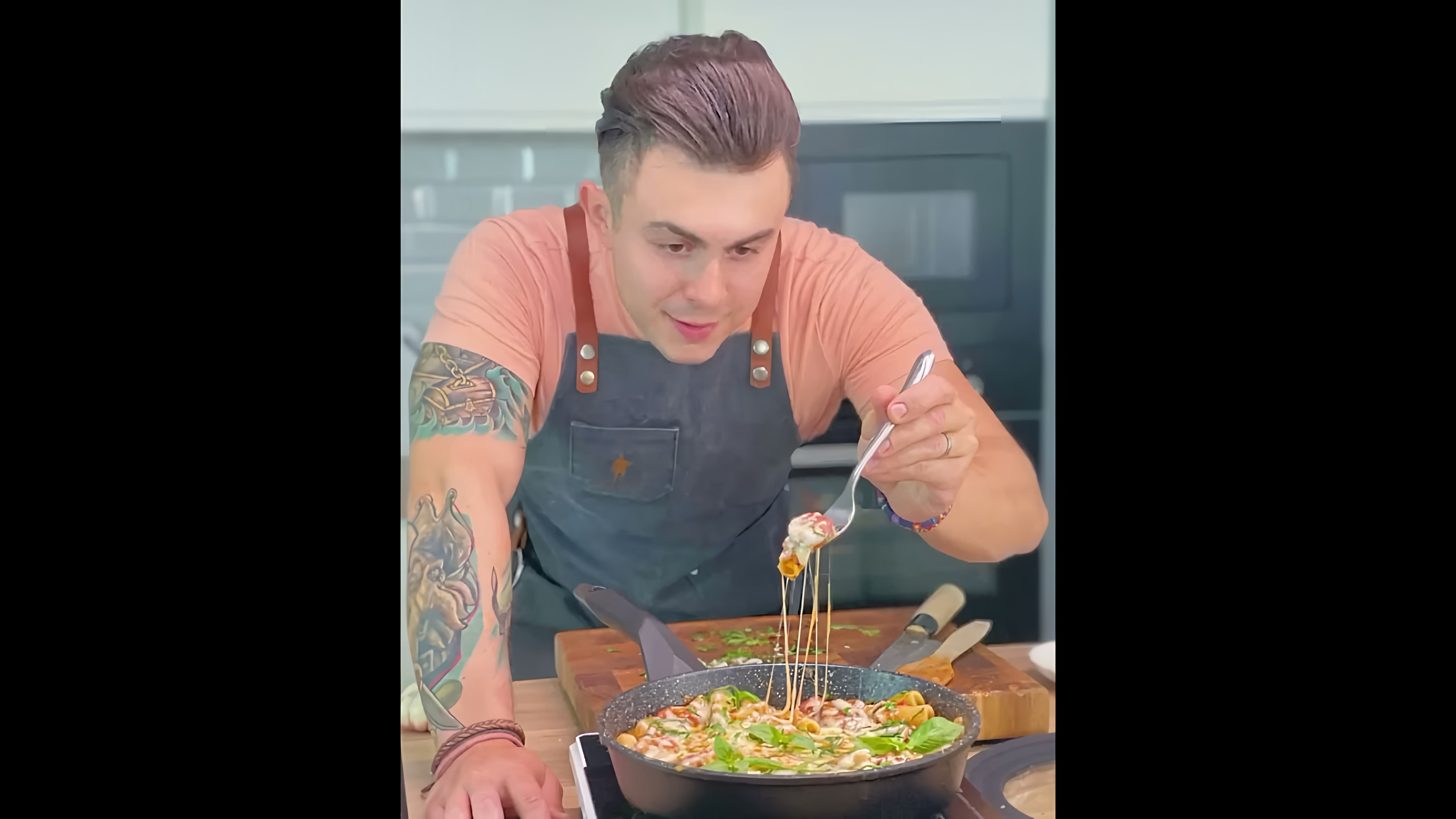 В этом видео демонстрируется рецепт пасты с копчеными колбасками