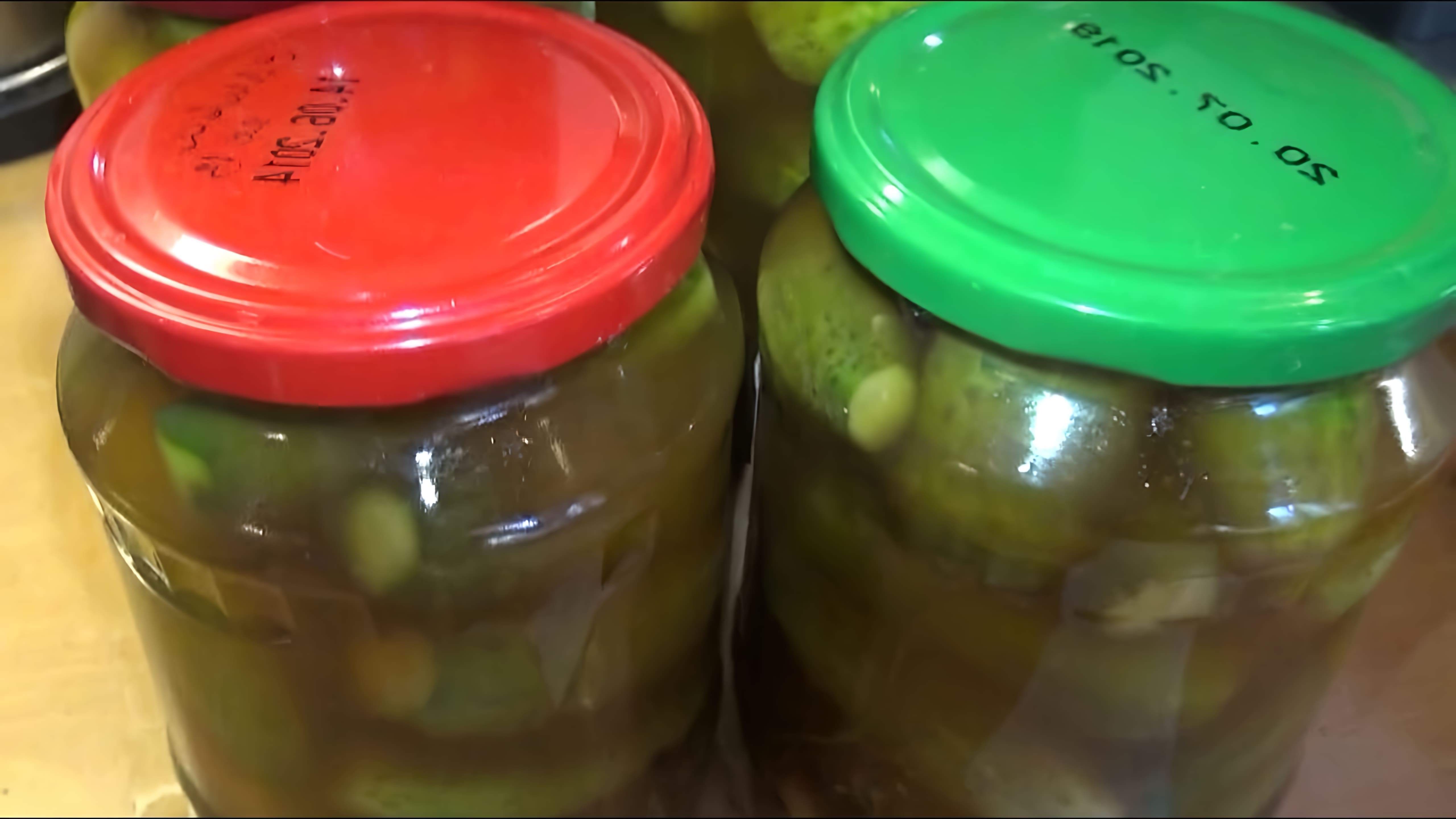 В этом видео демонстрируется рецепт маринованных огурцов в соусе Чили