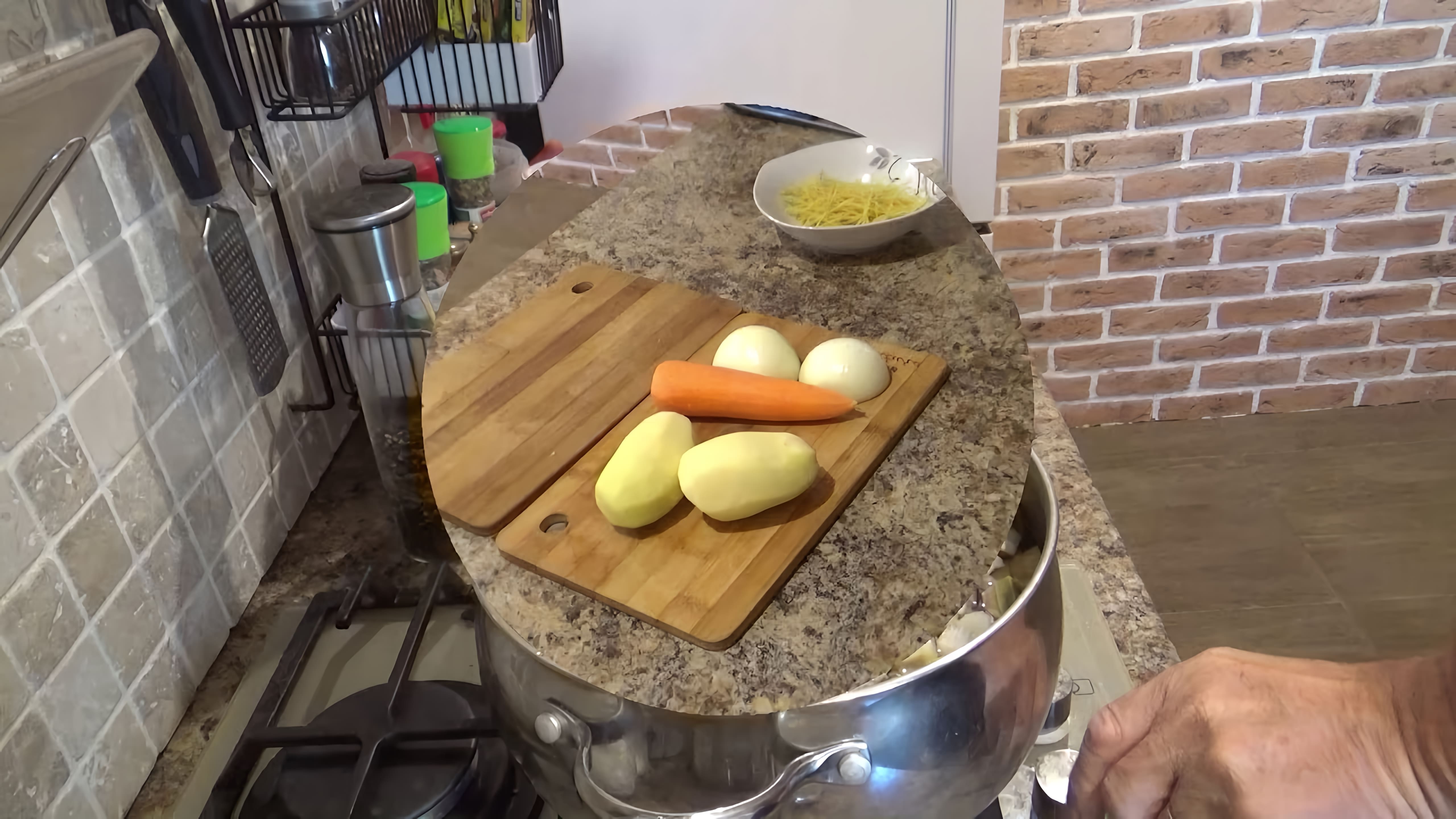 В этом видео демонстрируется процесс приготовления грибного супа с использованием свежих белых грибов, маслят и подосиновиков