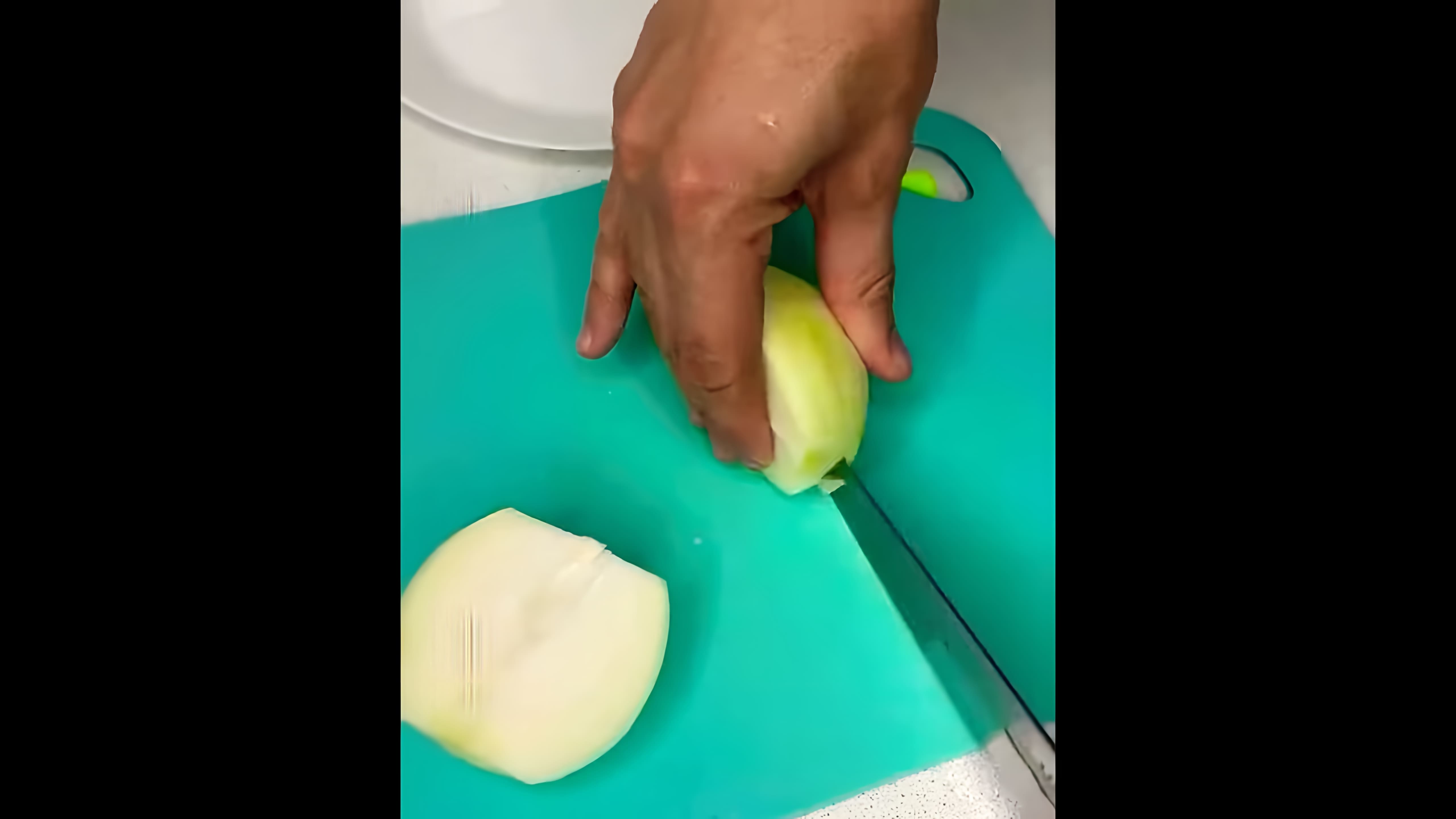 В этом видео-ролике вы увидите, как приготовить вкусные рулетики из свинины с грибами и сыром