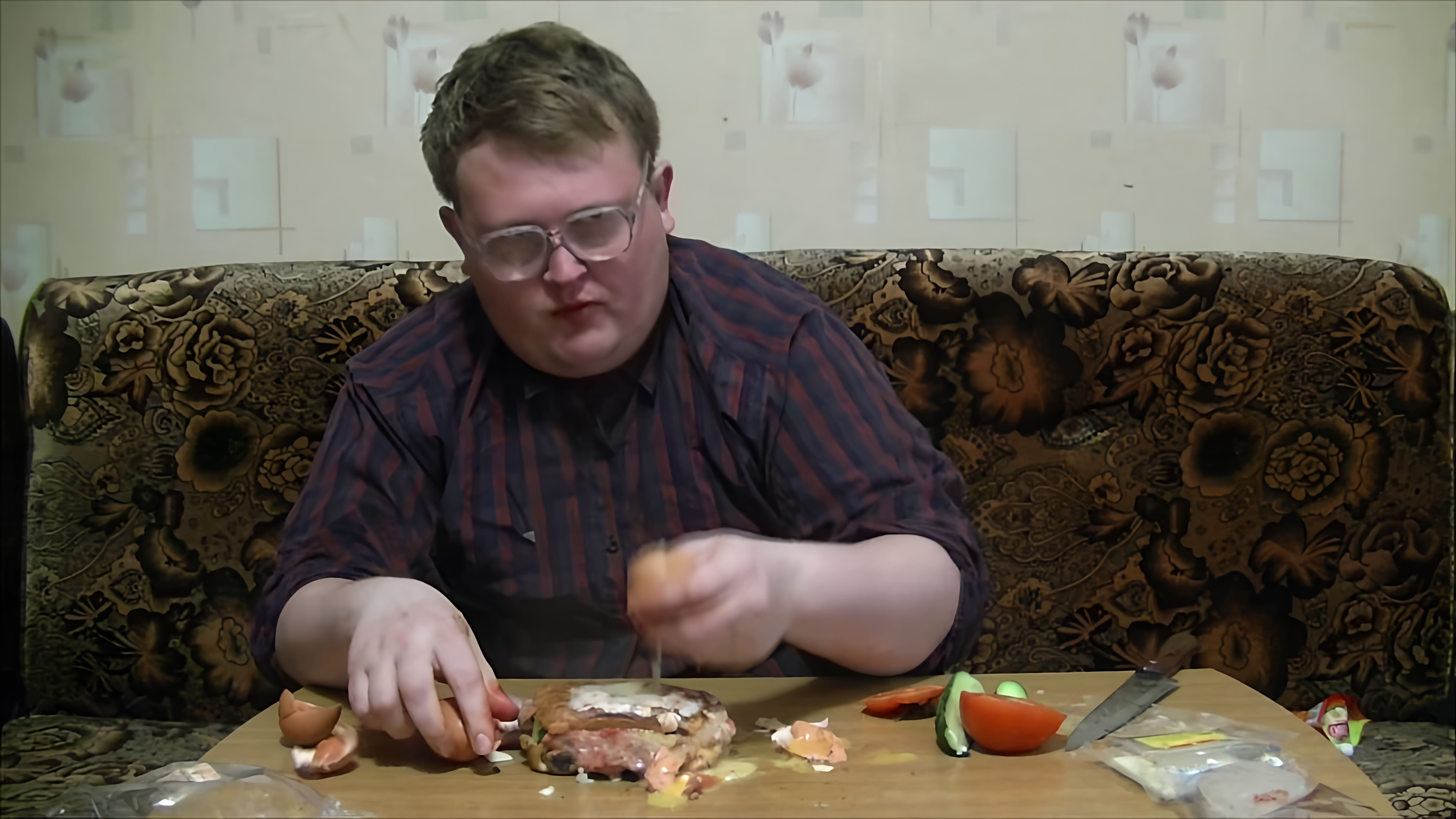 В этом видео-ролике рассказывается о том, как приготовить чизбургер своими руками