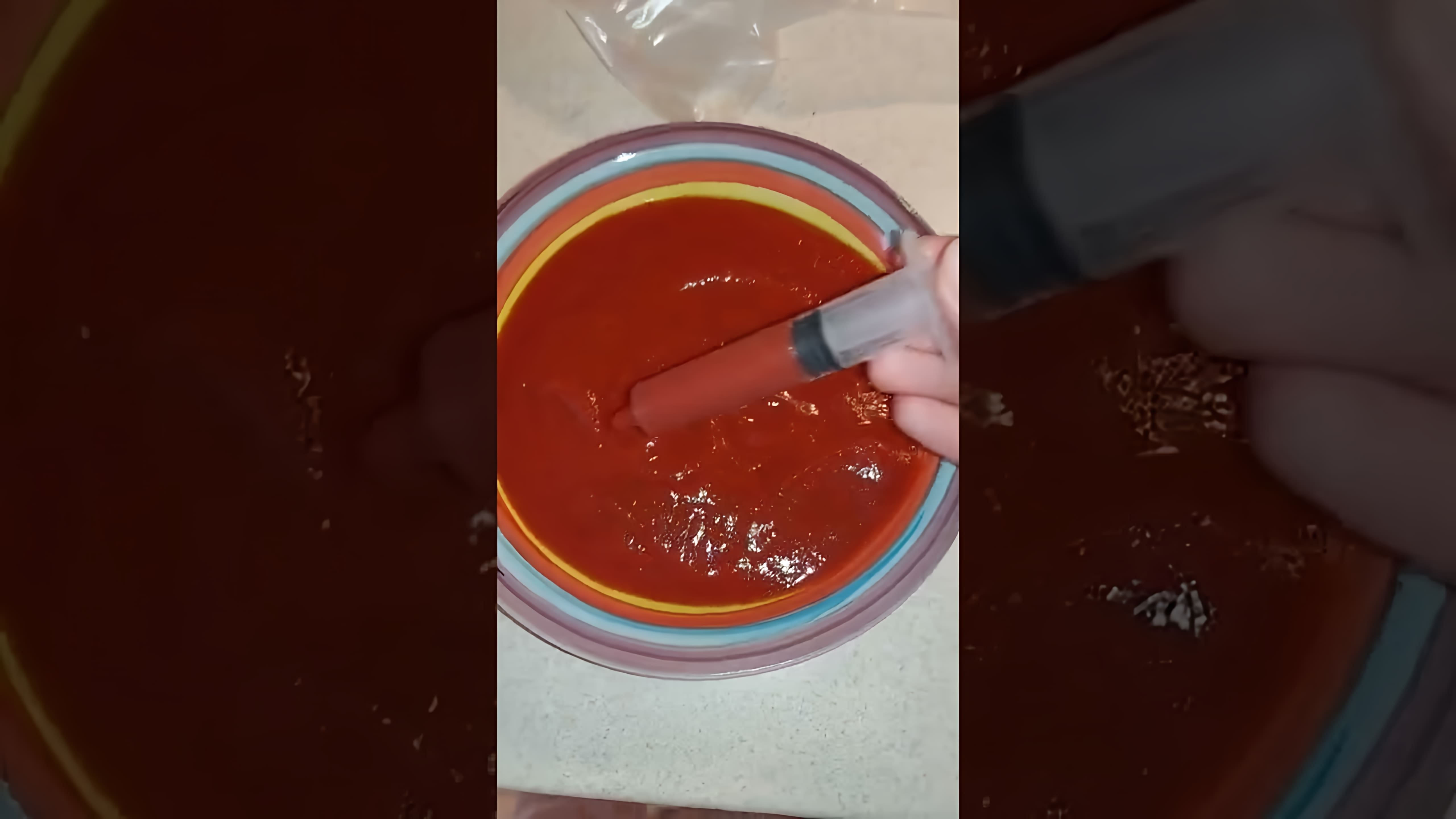 В этом видео демонстрируется лайфхак для сохранения томатной пасты на более длительный срок