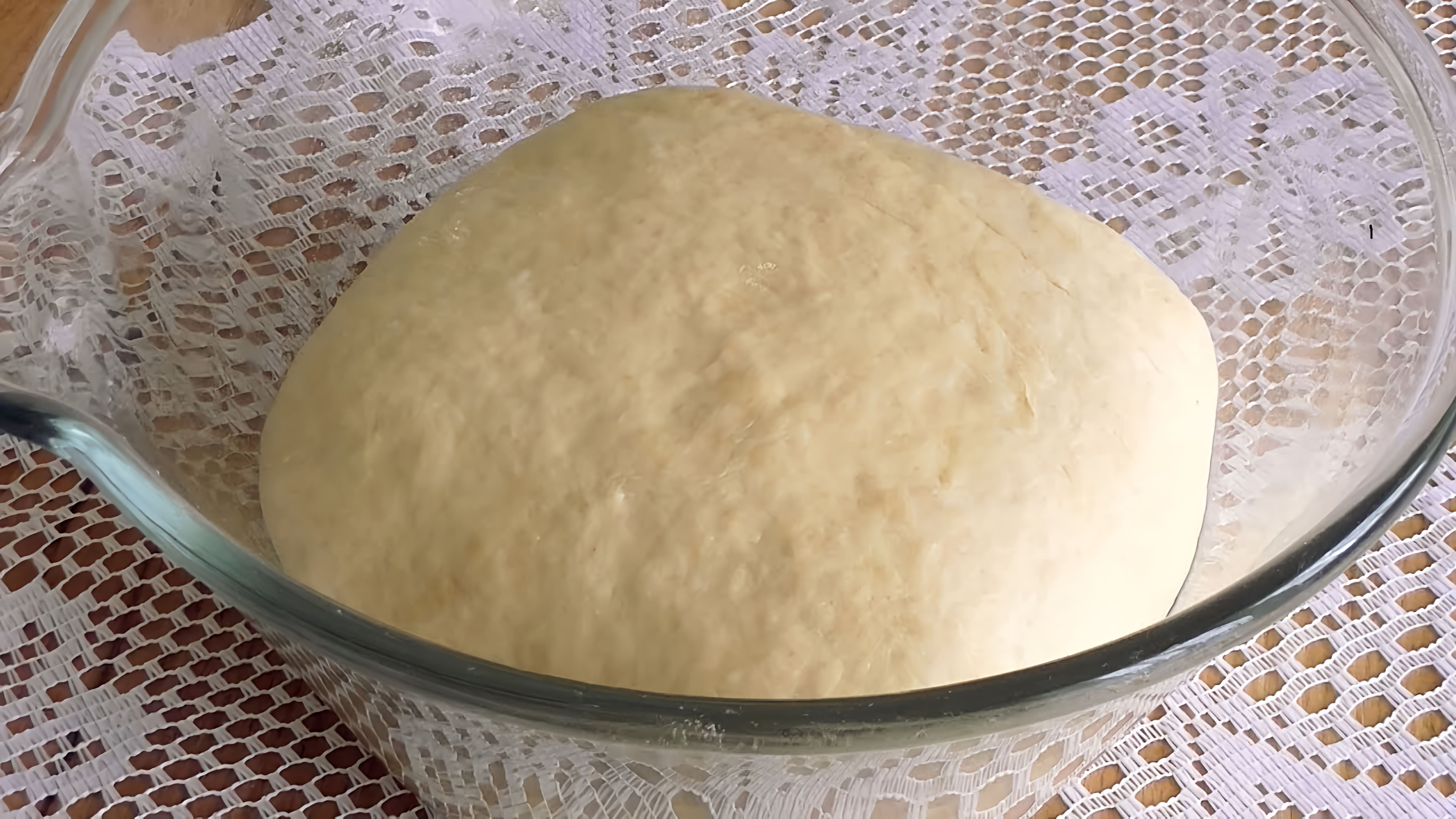В этом видео демонстрируется рецепт теста для пирогов на кефире, которое не содержит дрожжей и яиц