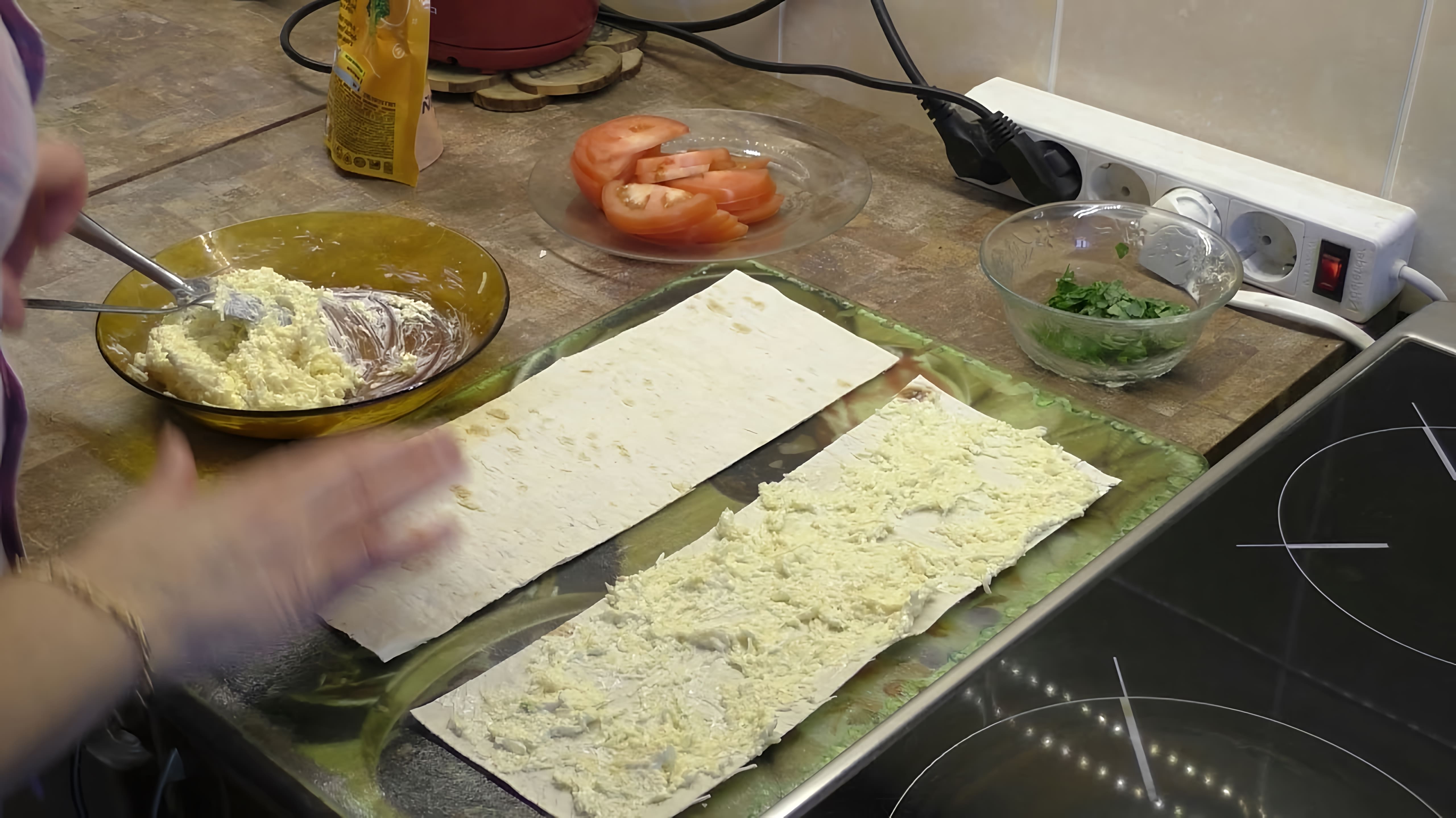В этом видео демонстрируется процесс приготовления лаваша с начинкой на сковородке