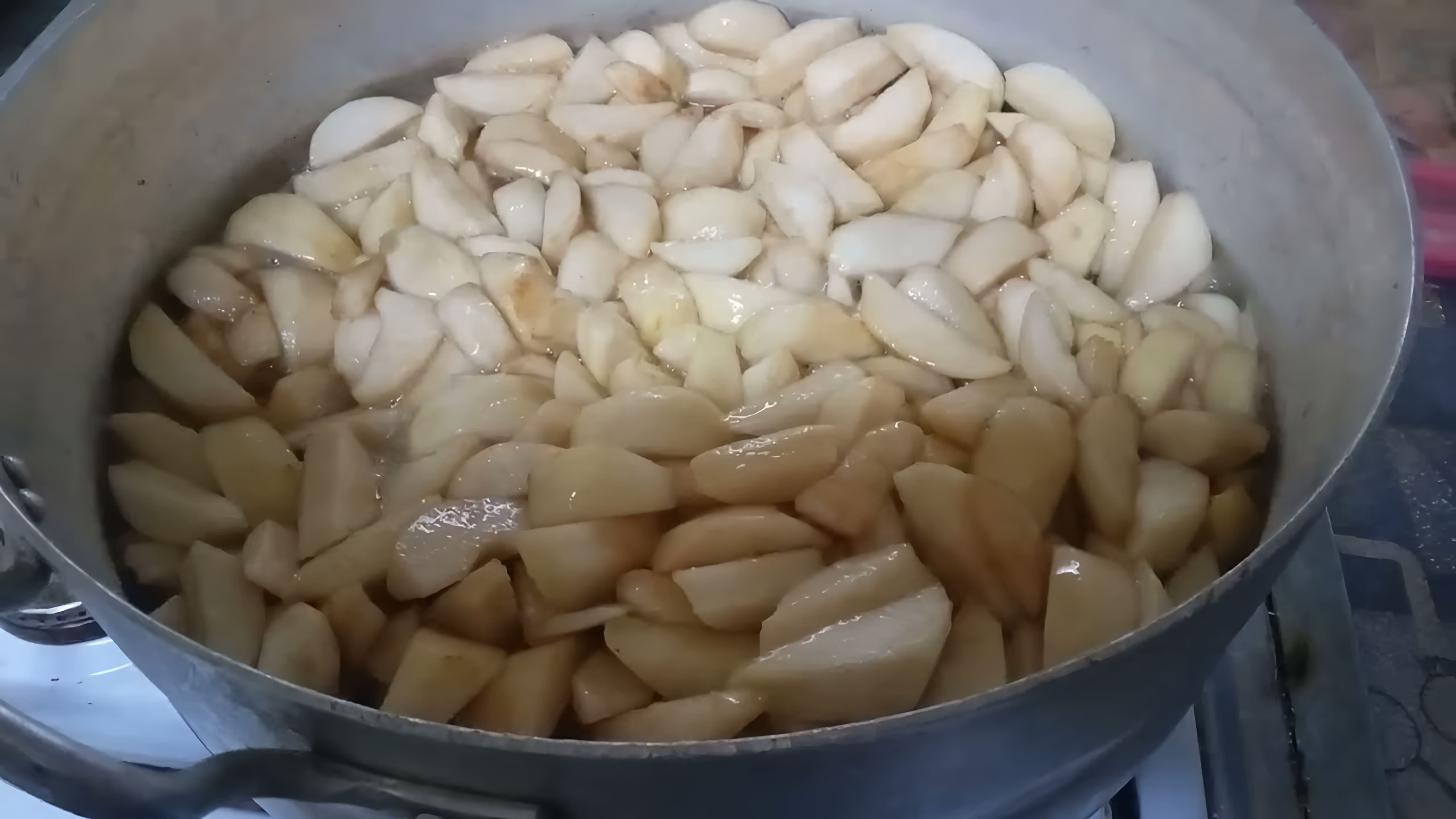 В этом видео демонстрируется процесс приготовления двух блюд одновременно: варенья из груши и груши в шоколаде
