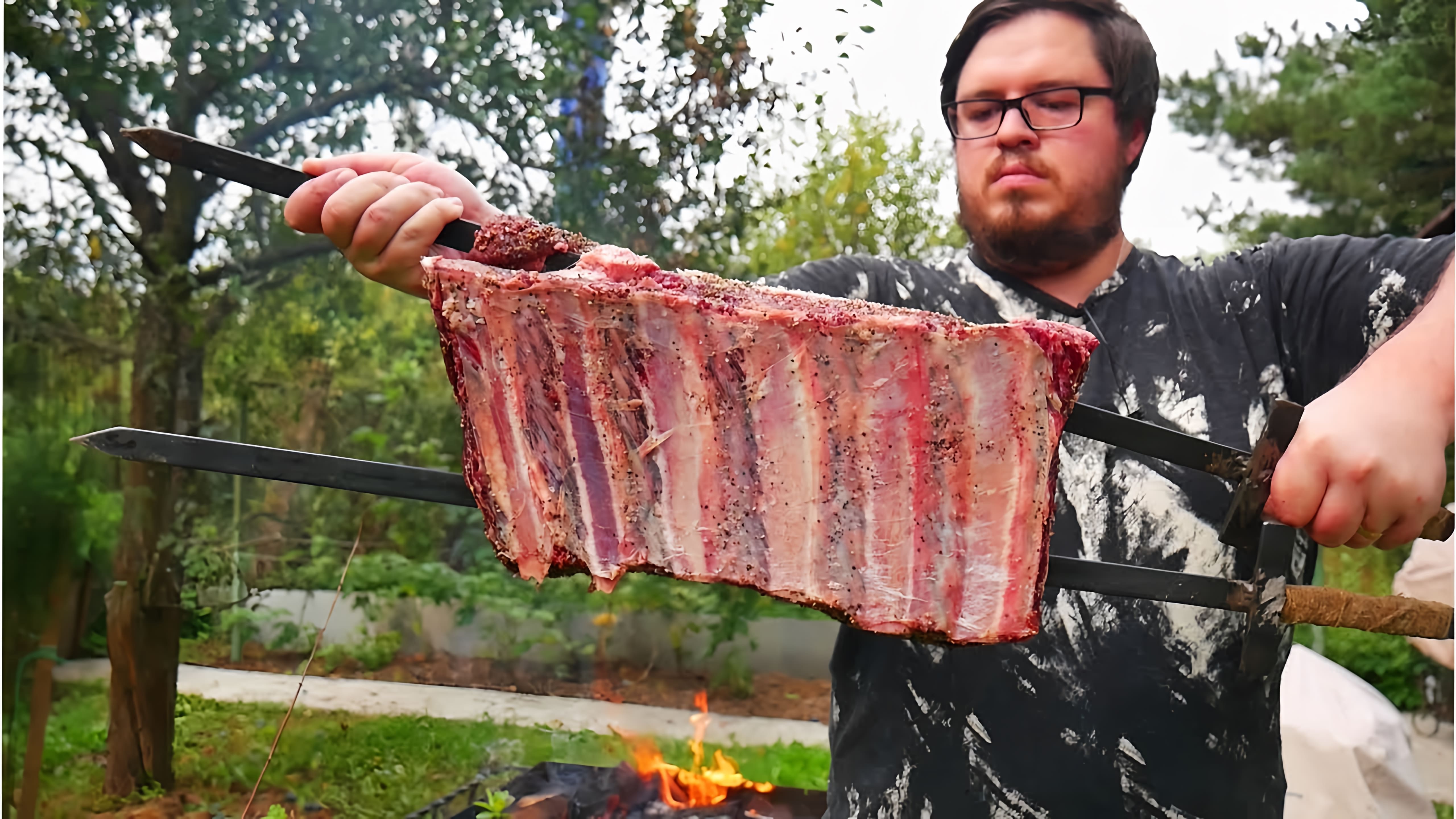 В этом видео демонстрируется процесс приготовления говяжьих ребрышек на углях