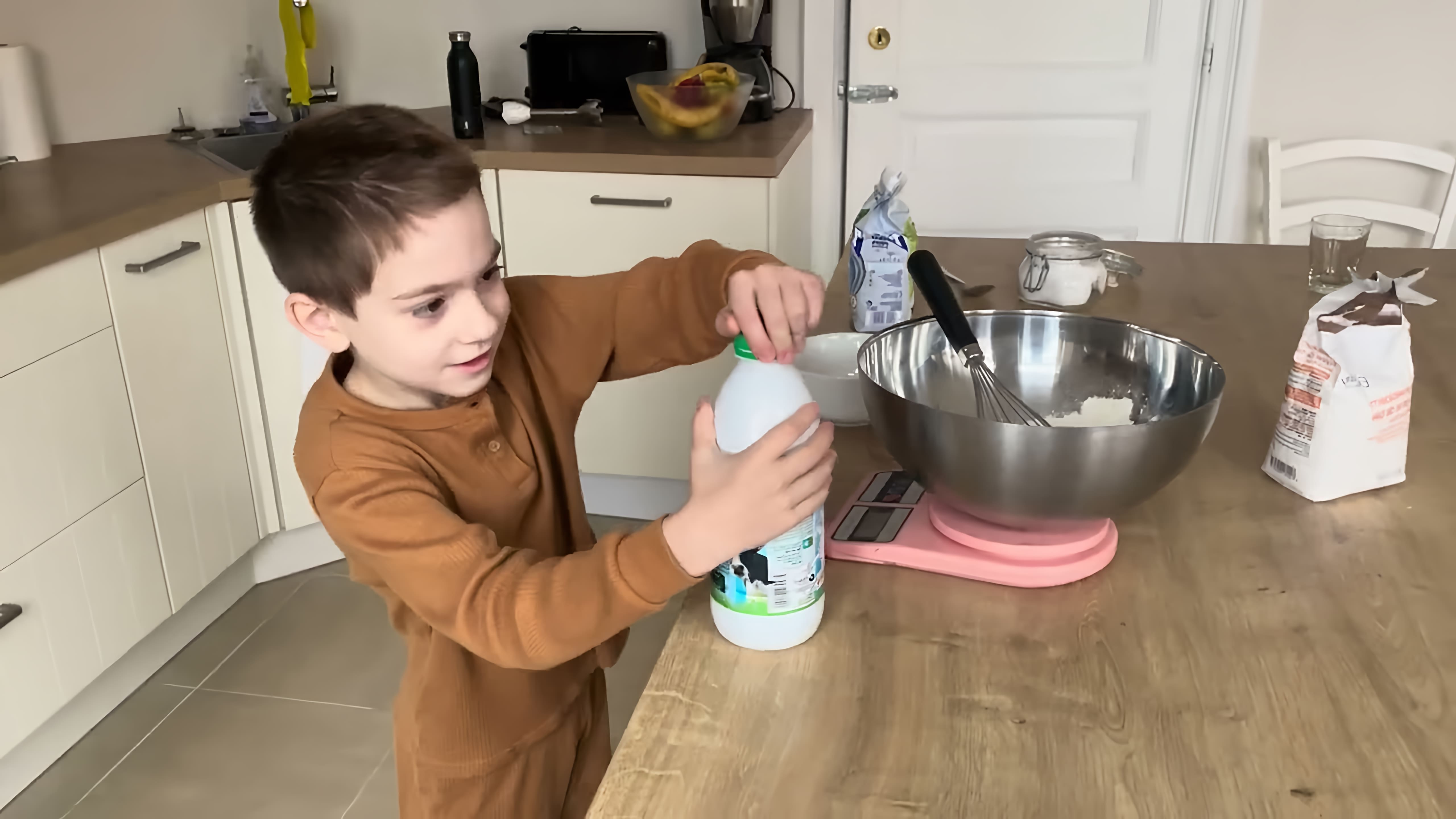 В этом видео Миша готовит блины на завтрак