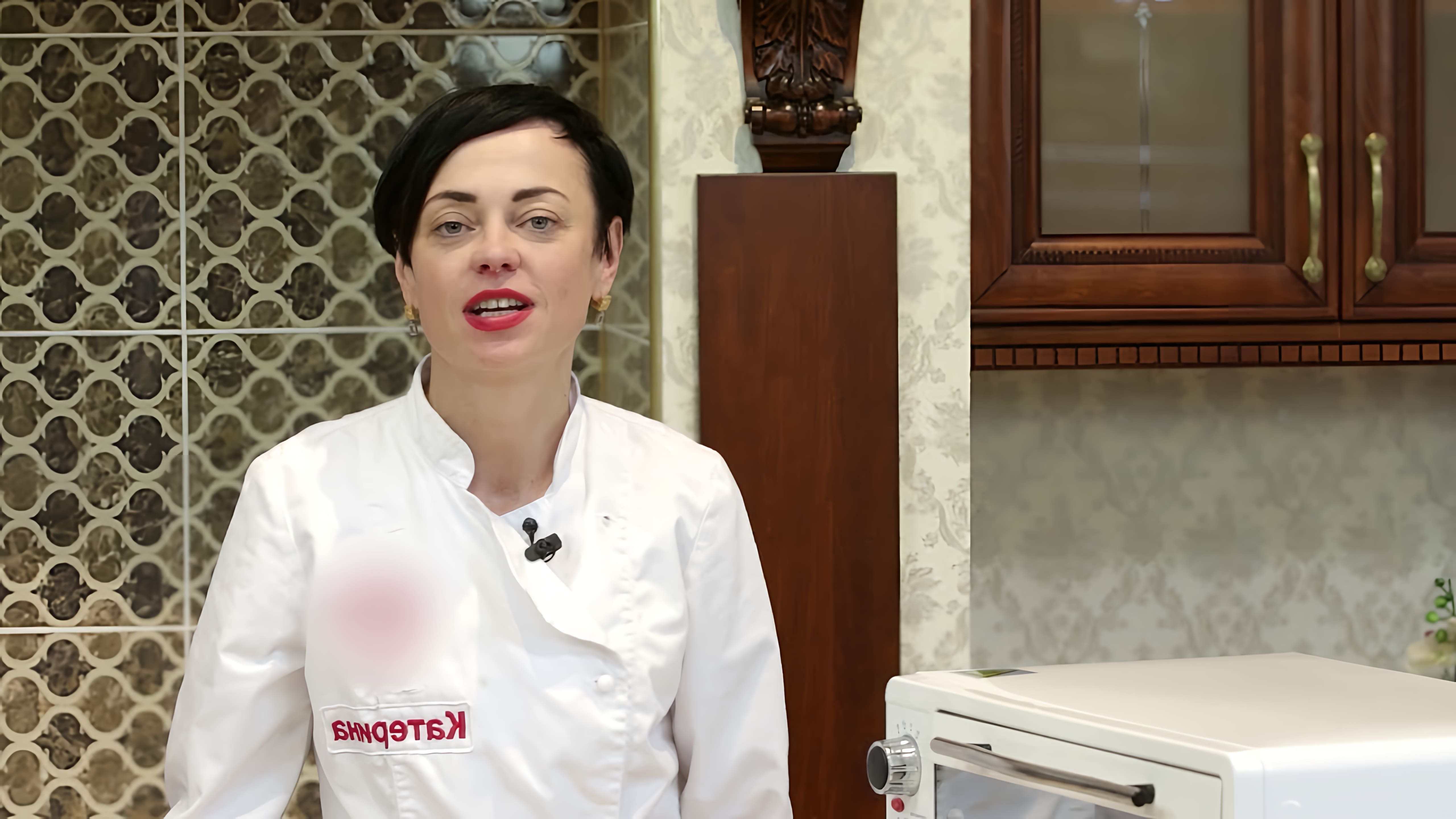 В этом видео демонстрируется процесс приготовления итальянского печенья бискотти