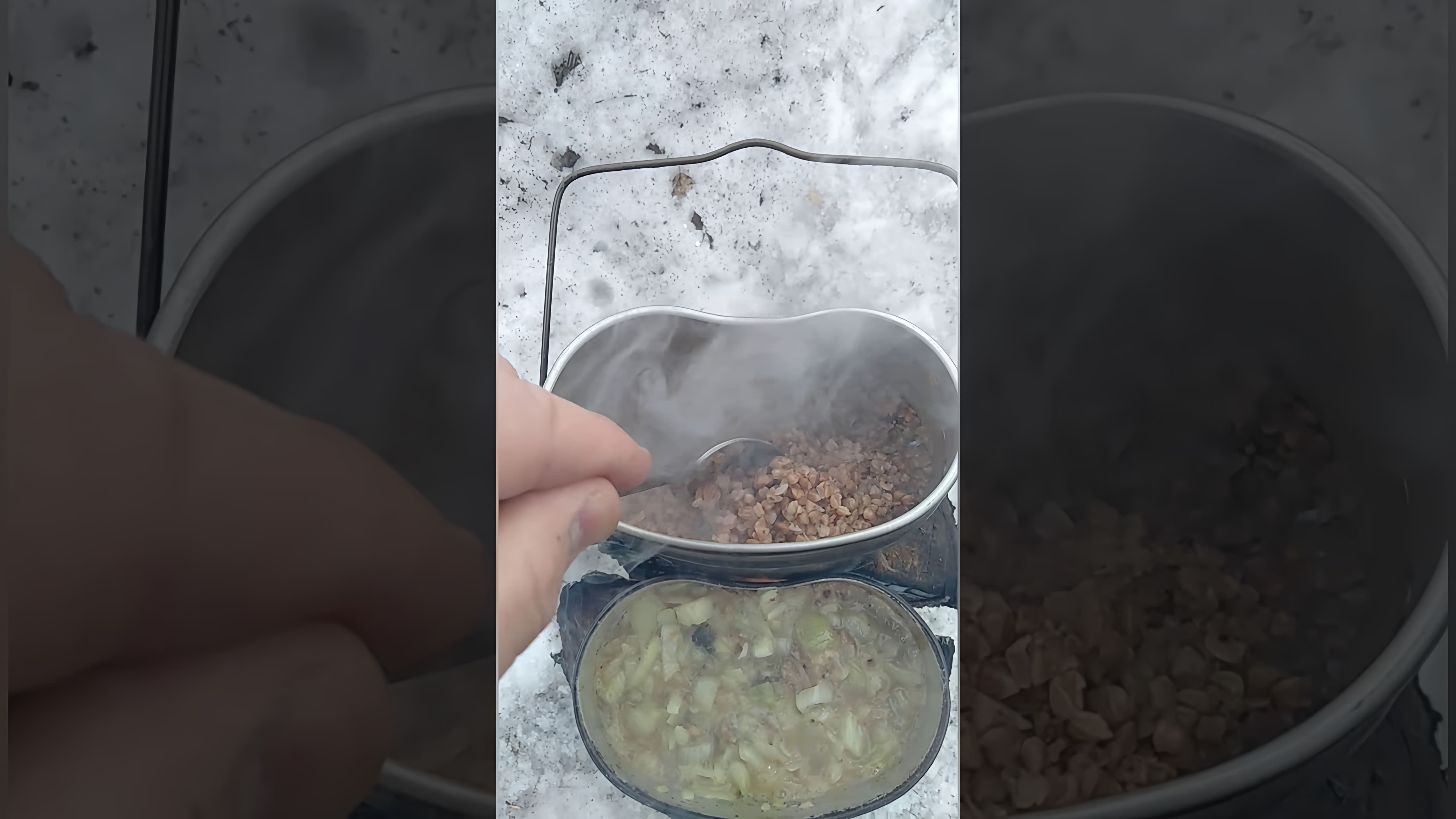 В этом видео-ролике мы увидим, как готовится армейская гречневая каша с тушенкой в тайге на финской свече