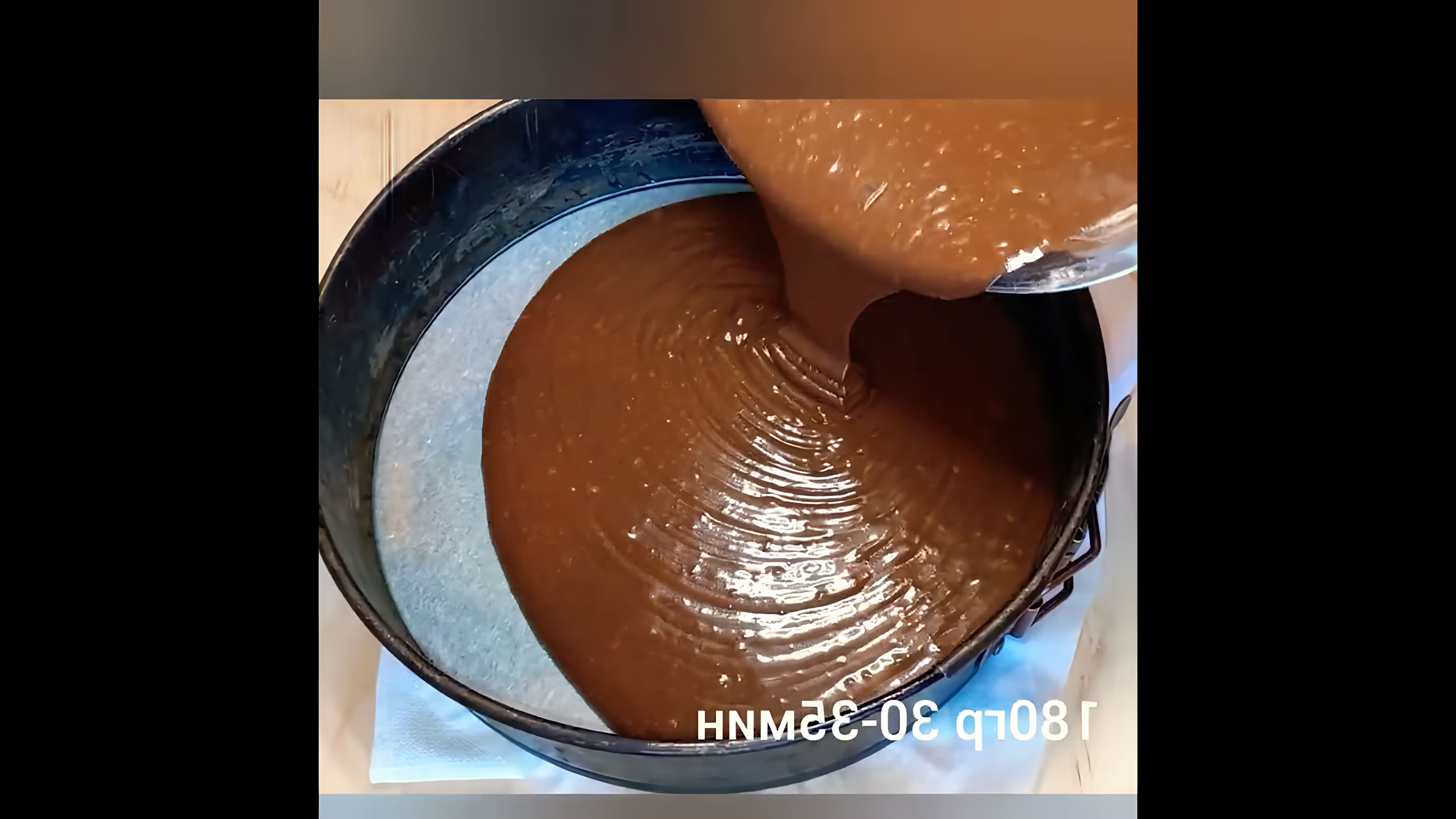 В этом видео демонстрируется рецепт пышного бисквита для торта, который готовится без использования весов и миксера