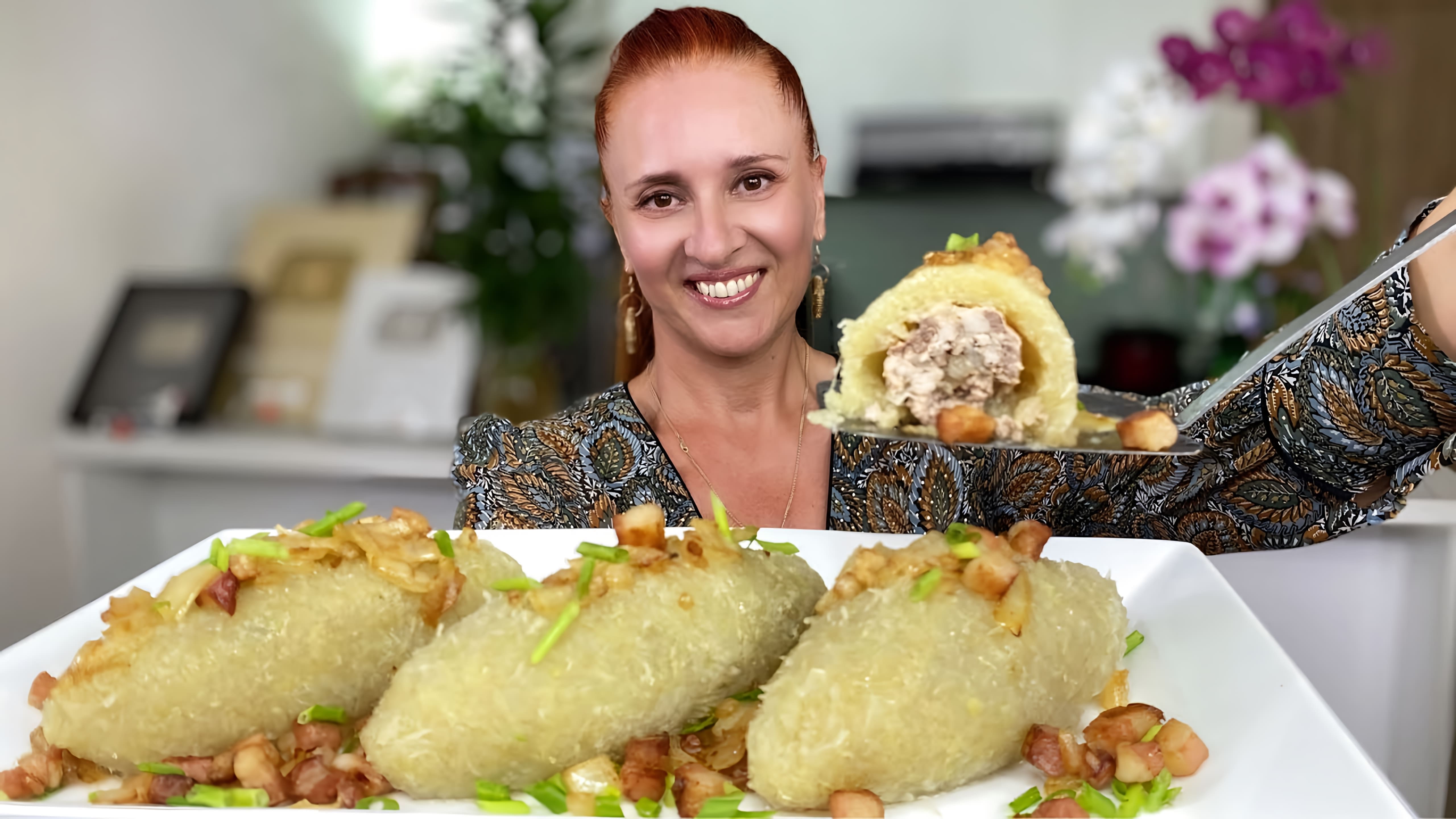 В этом видео демонстрируется процесс приготовления литовских цеппелинов - блюда из картофеля с мясной начинкой