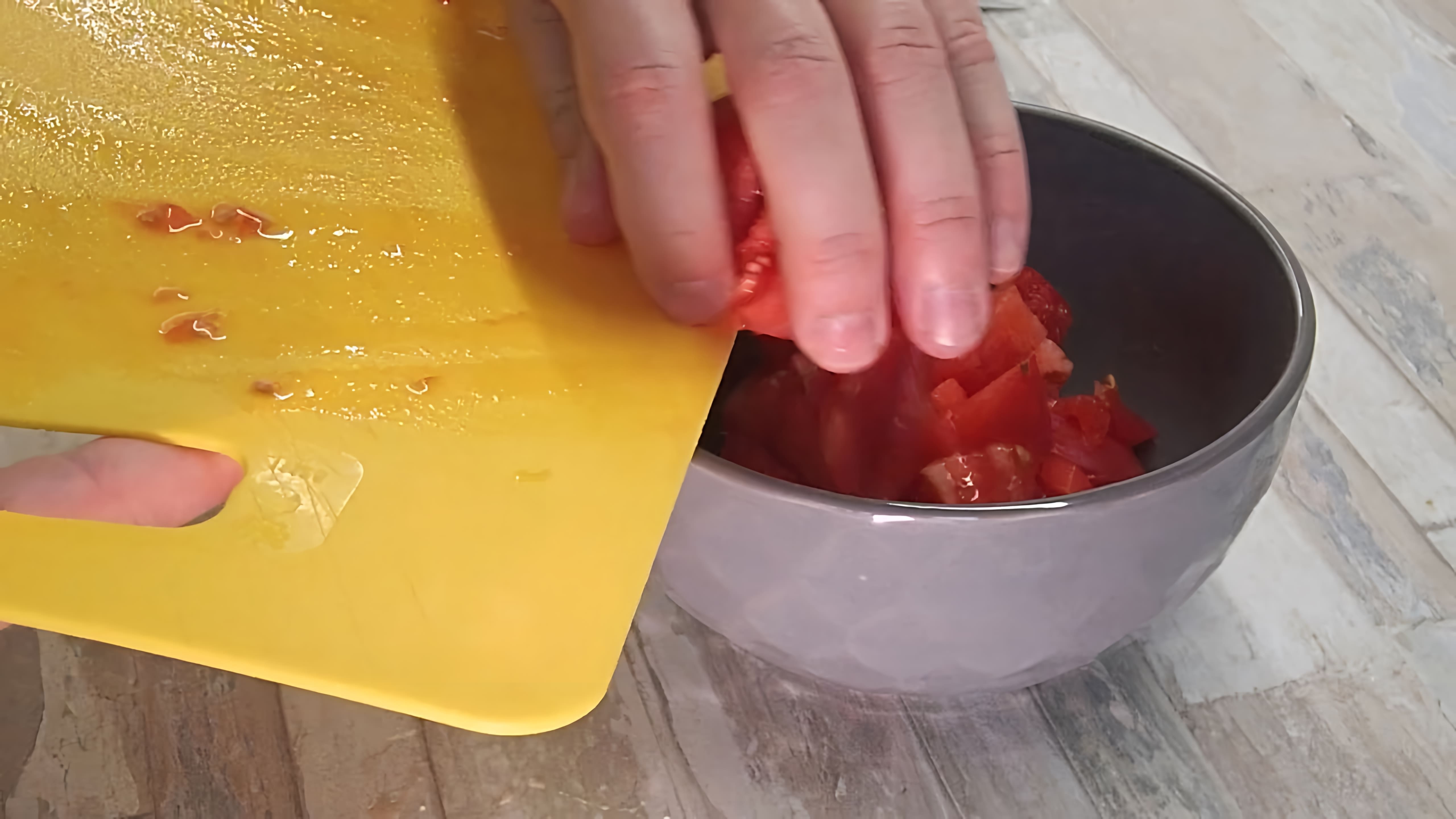 В этом видео-ролике мы увидим, как приготовить вкусное блюдо - помидор со сметаной
