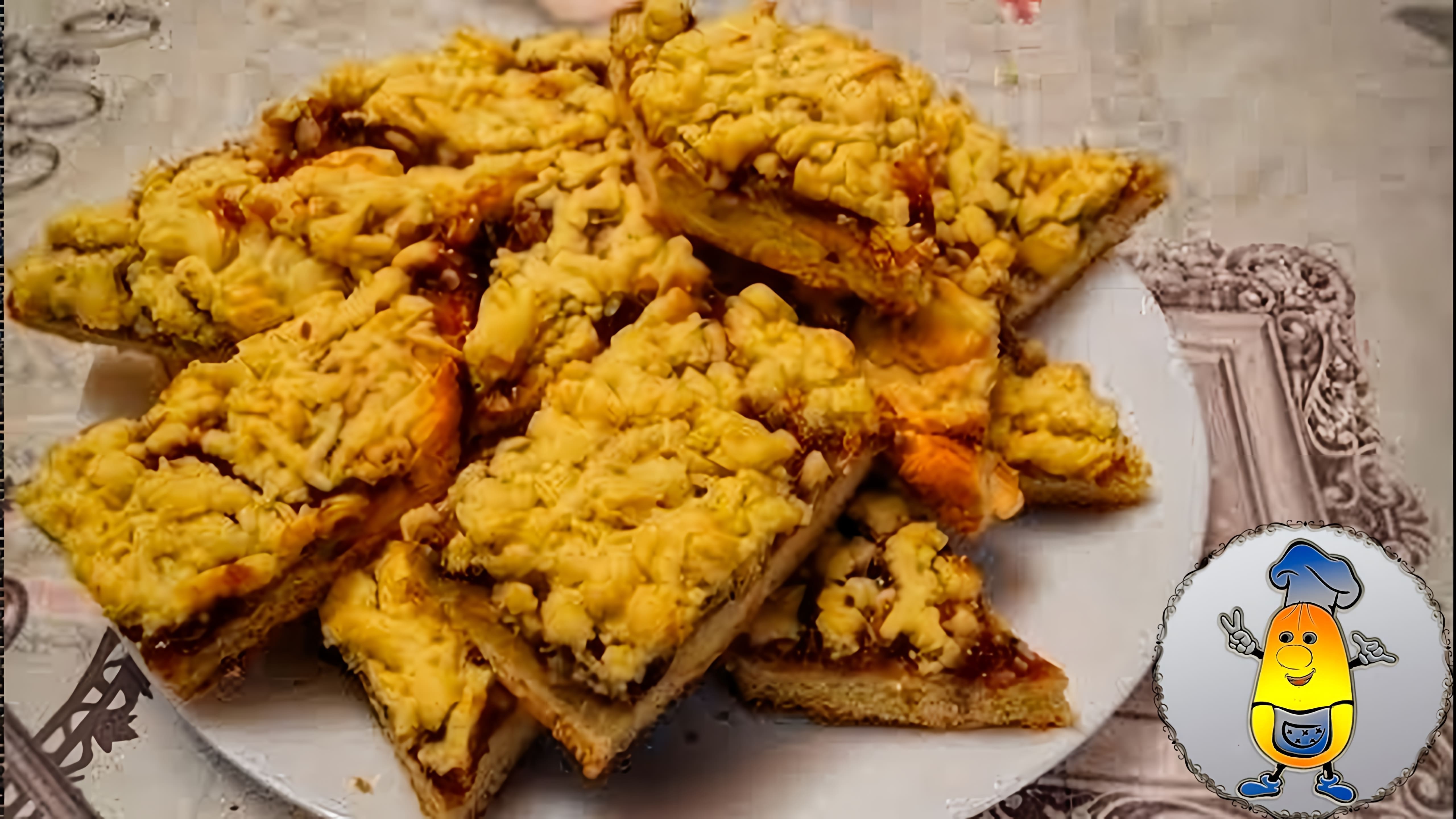 В этом видео демонстрируется рецепт приготовления тертого пирога с вареньем и орешками