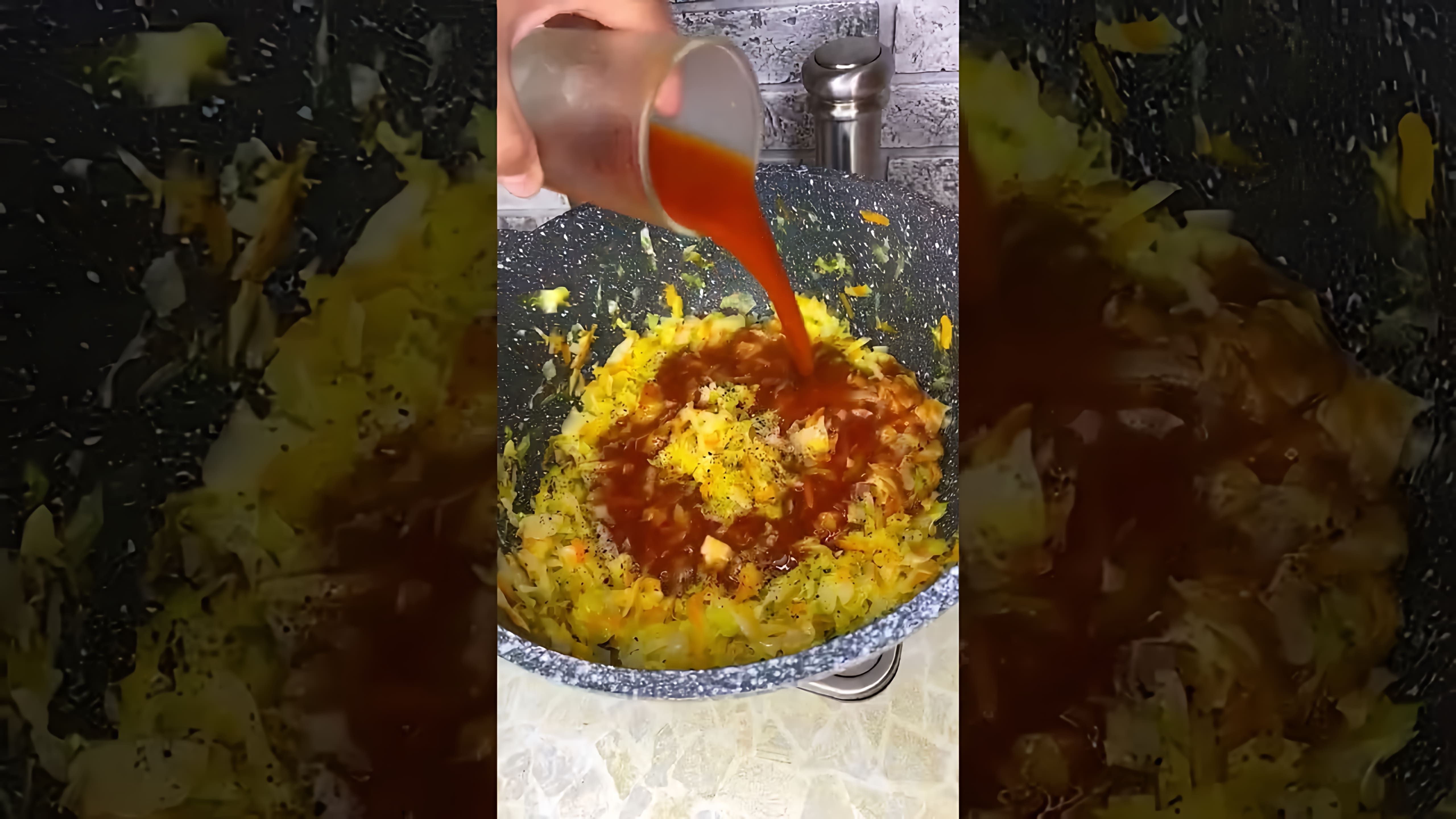 В этом видео демонстрируется рецепт приготовления тушеной капусты с сосисками