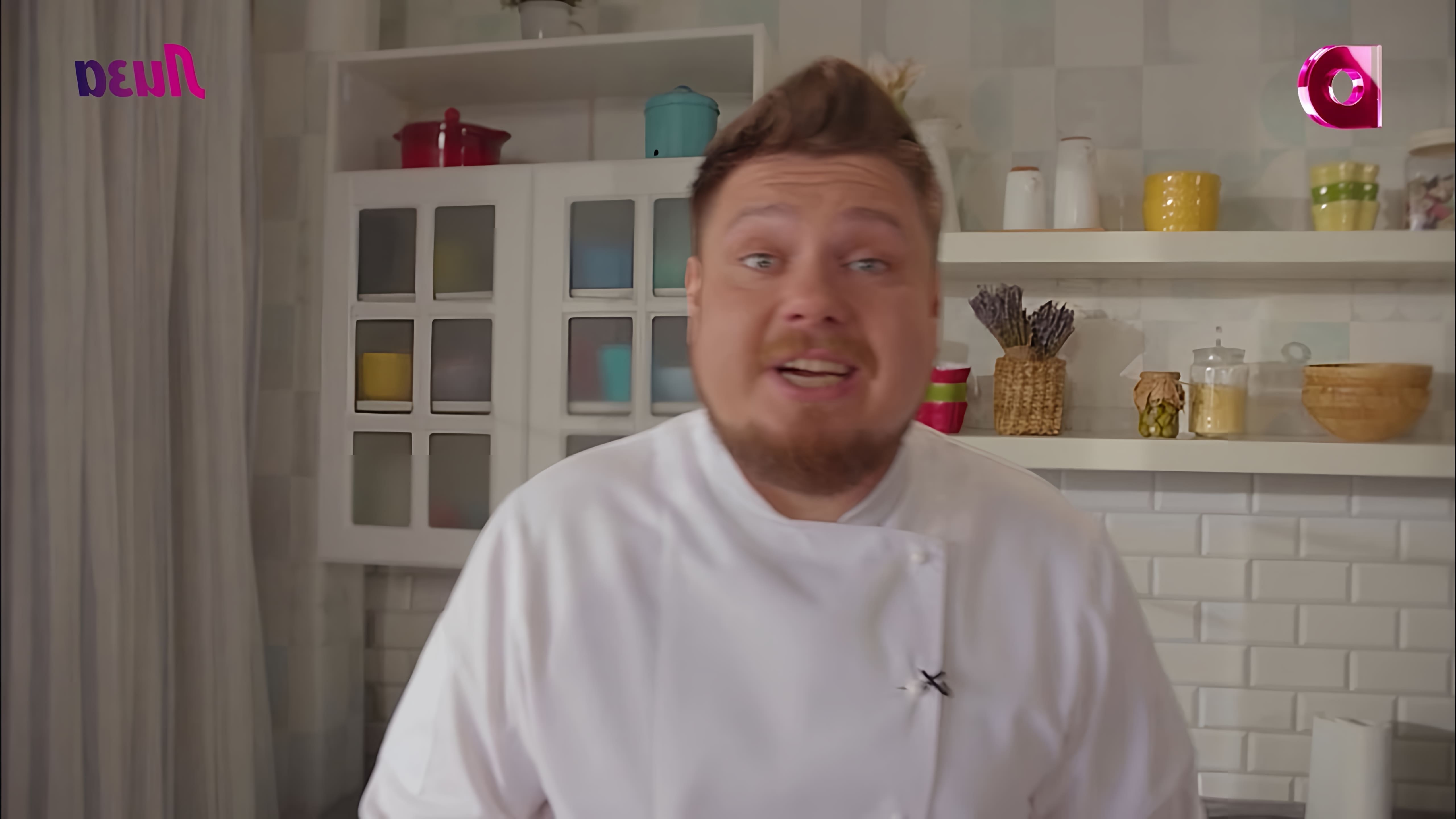 В этом видео шеф-повар показывает, как приготовить фунчозу с кальмарами в кунжутном соусе