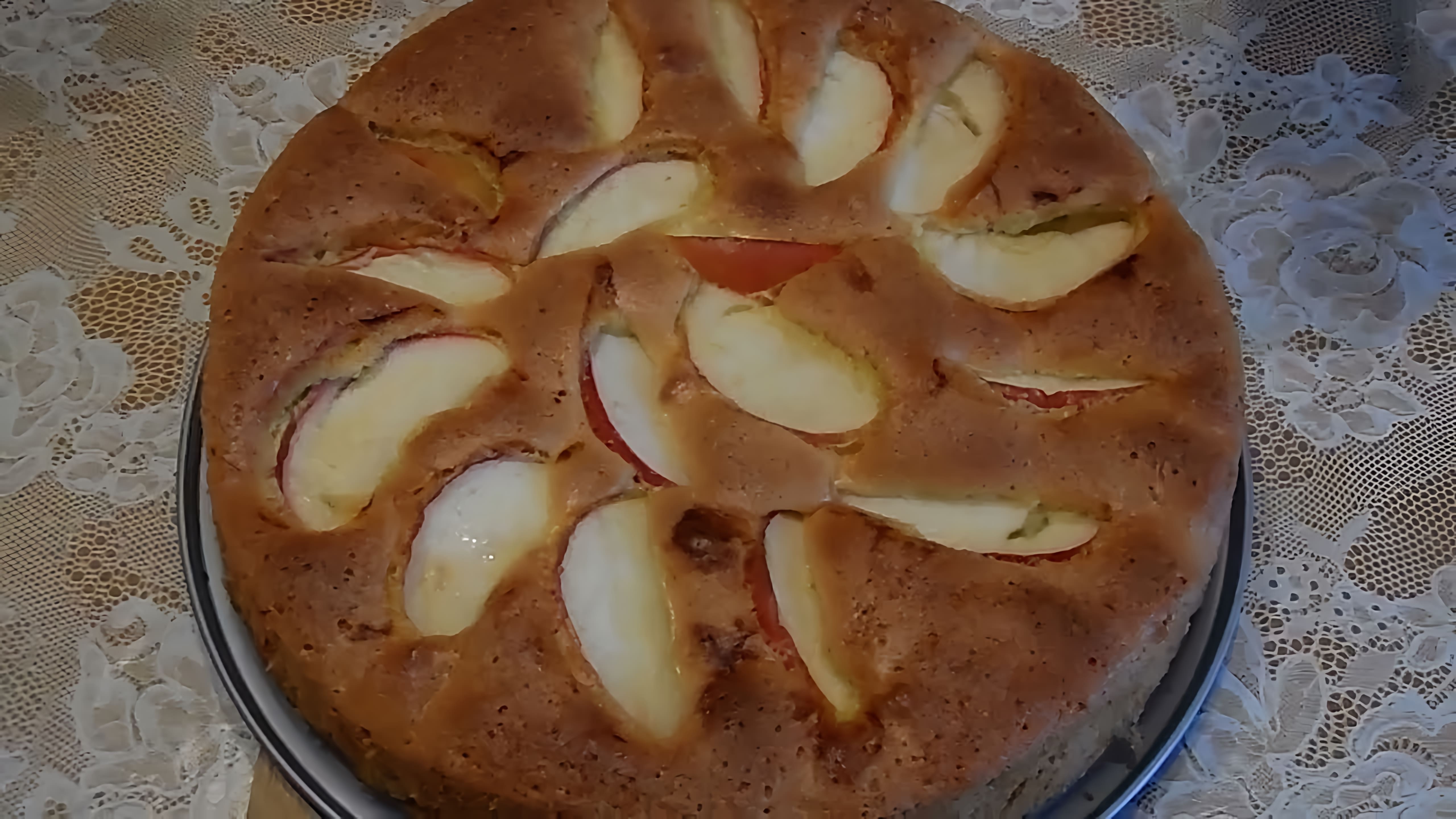 В этом видео демонстрируется процесс приготовления шарлотки с яблоками