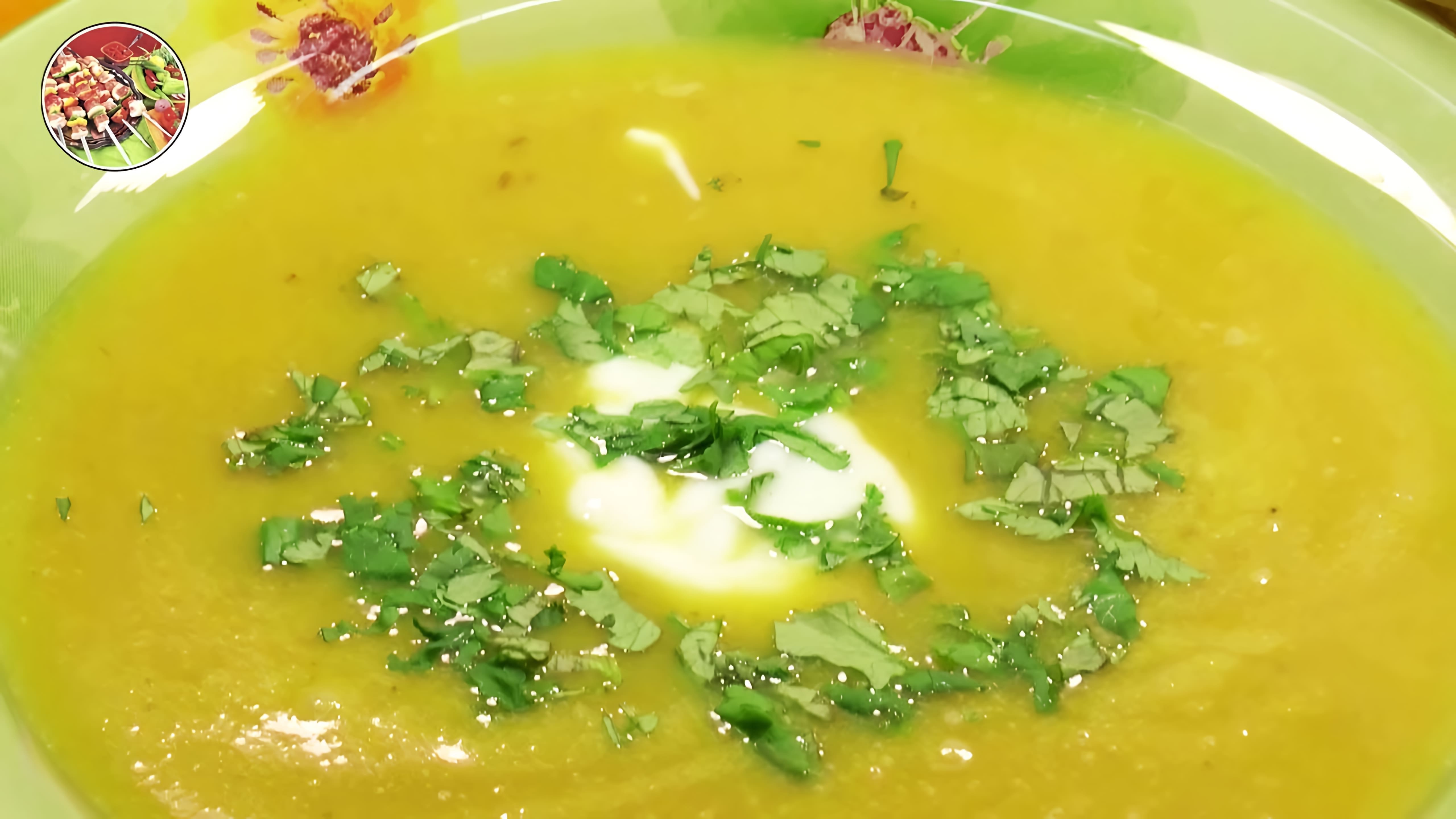 В этом видео демонстрируется процесс приготовления крем-супа из тыквы и шампиньонов