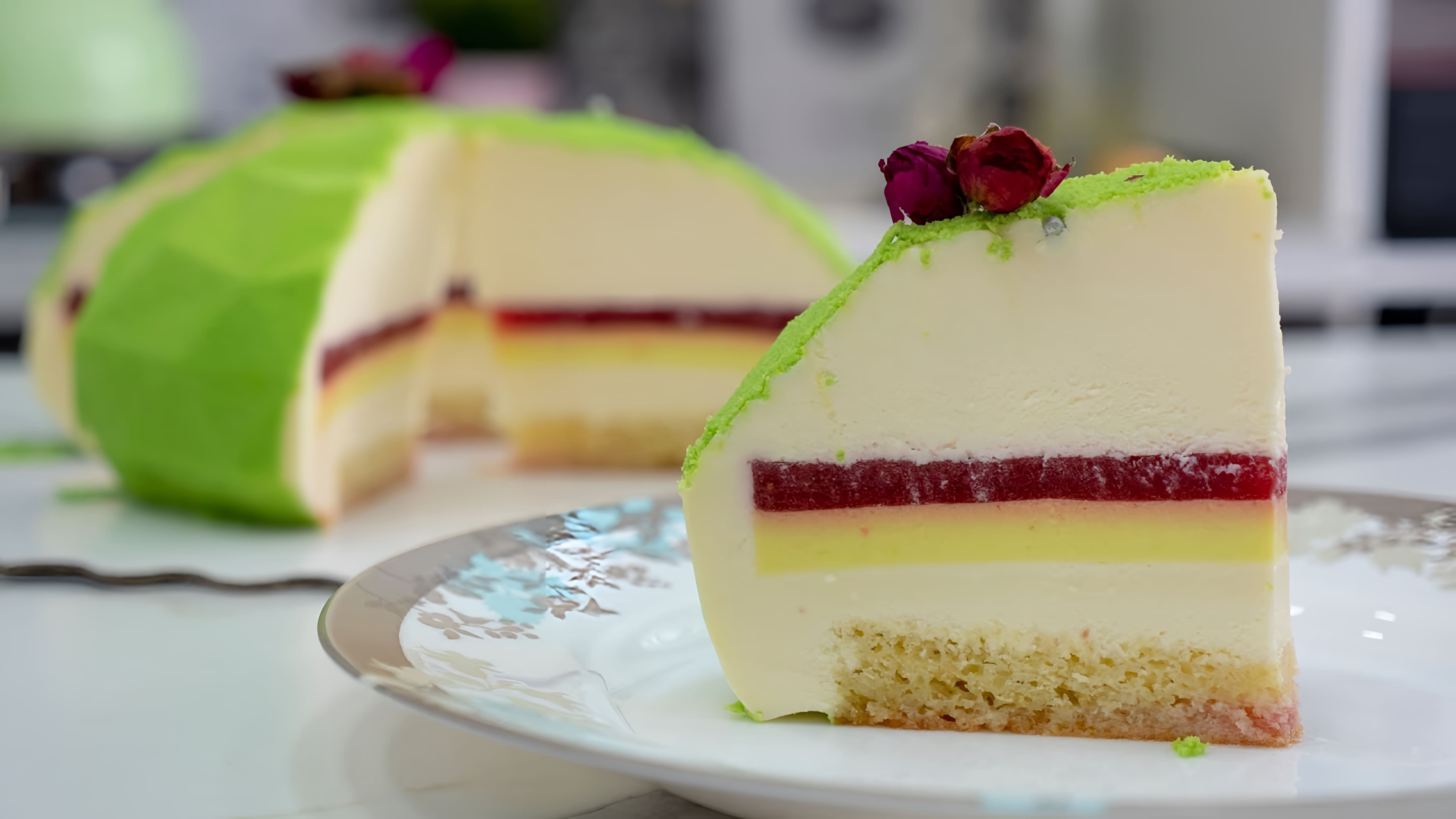 В этом видео демонстрируется рецепт муссового торта "Лайм-Клубника-Белый шоколад"