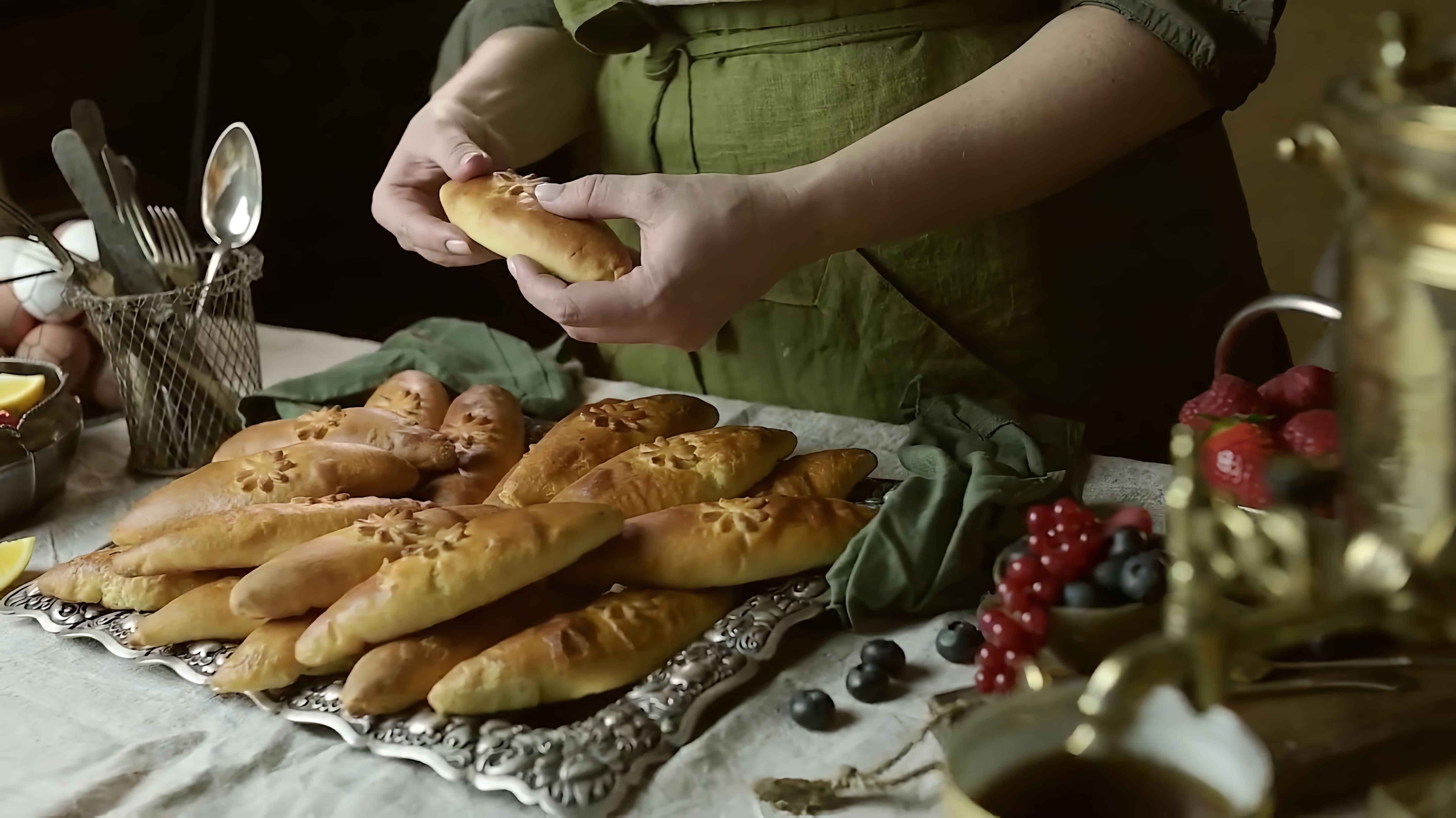 В этом видео-ролике мы увидим процесс приготовления пирожков с черникой