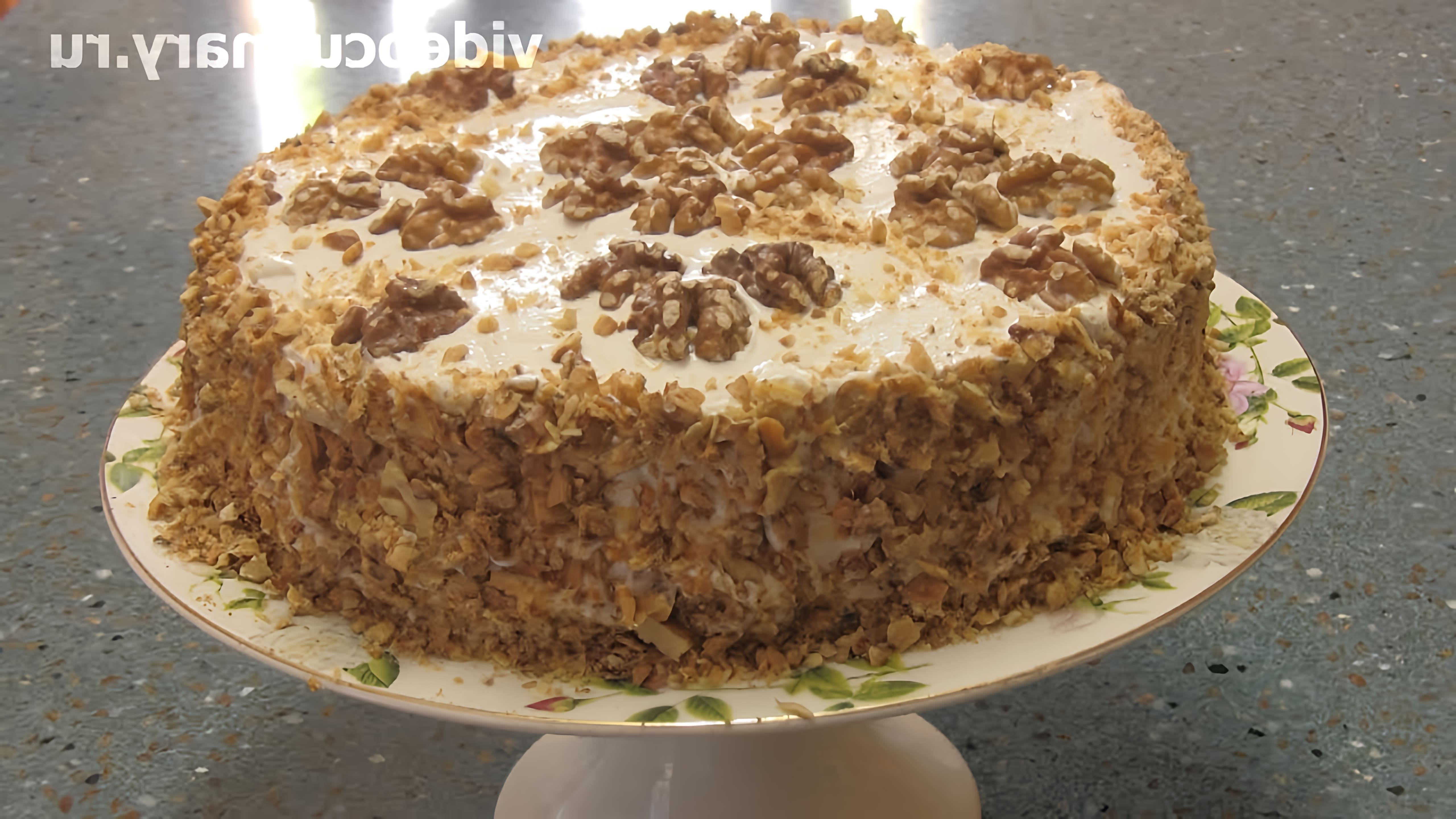 В этом видео демонстрируется рецепт приготовления торта "Сметанник" от Бабушки Эммы