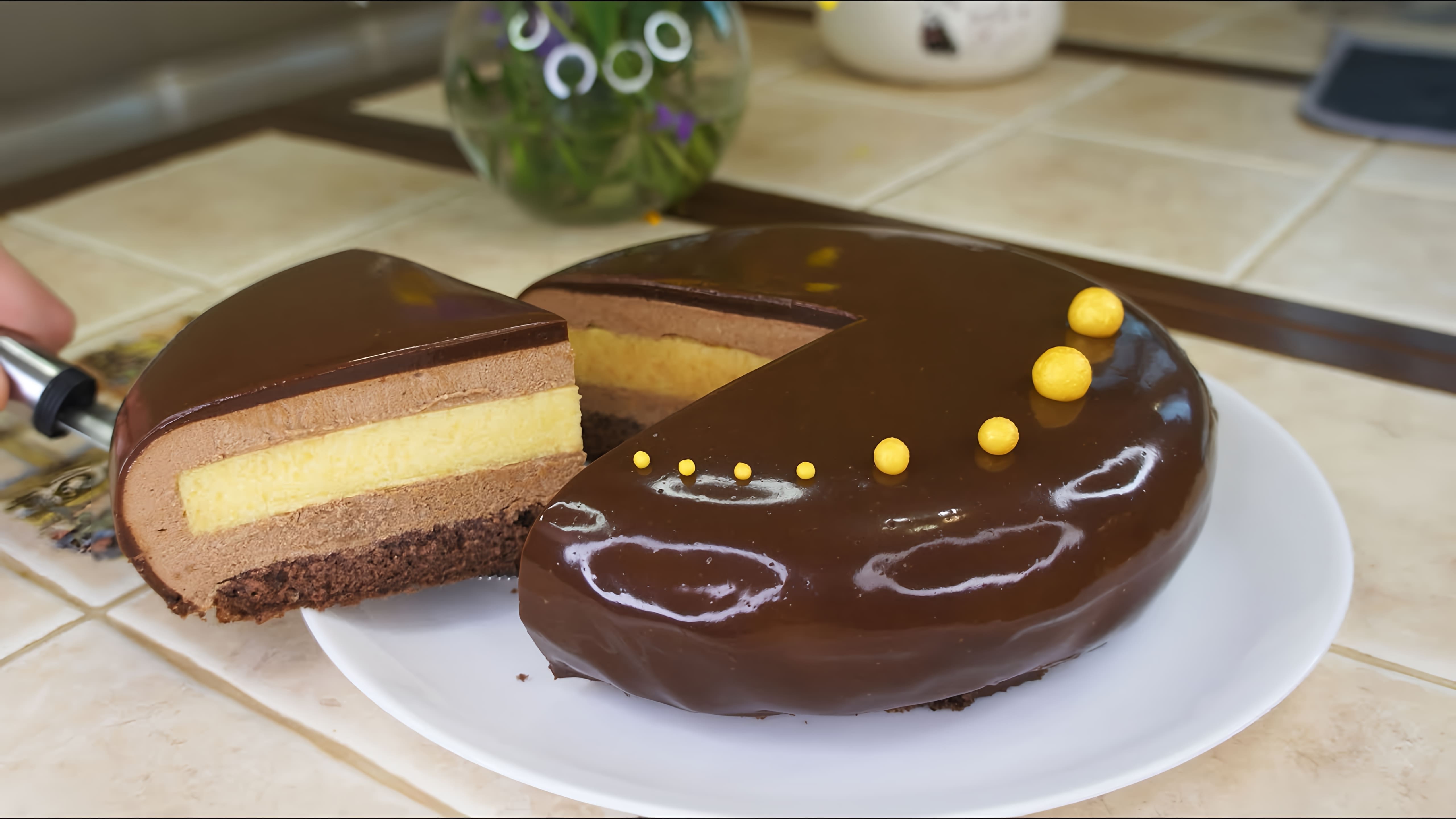 В этом видео демонстрируется рецепт шоколадного муссового торта с манговой прослойкой