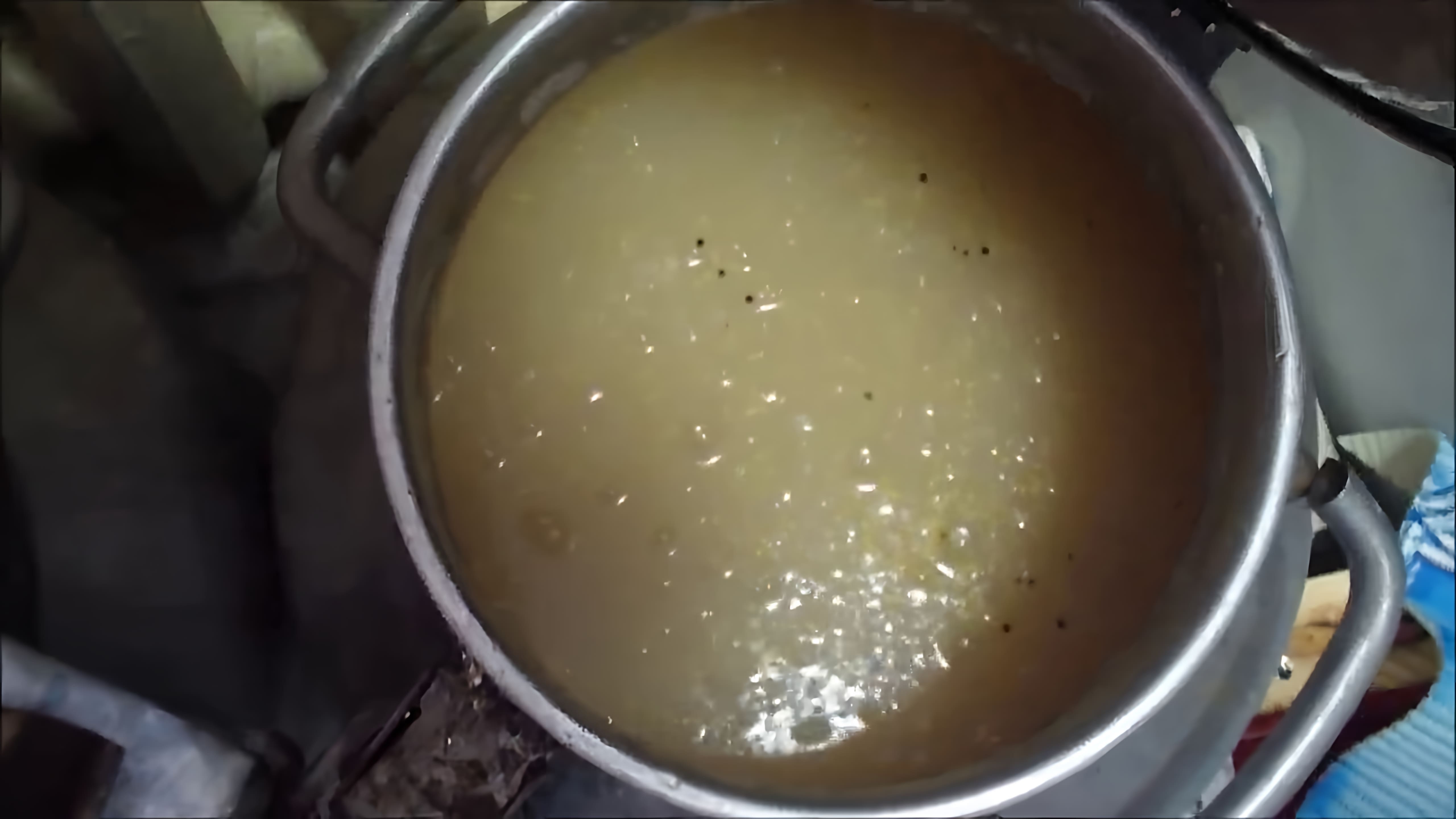 В данном видео демонстрируется процесс приготовления браги для самогона по бабушкиному рецепту