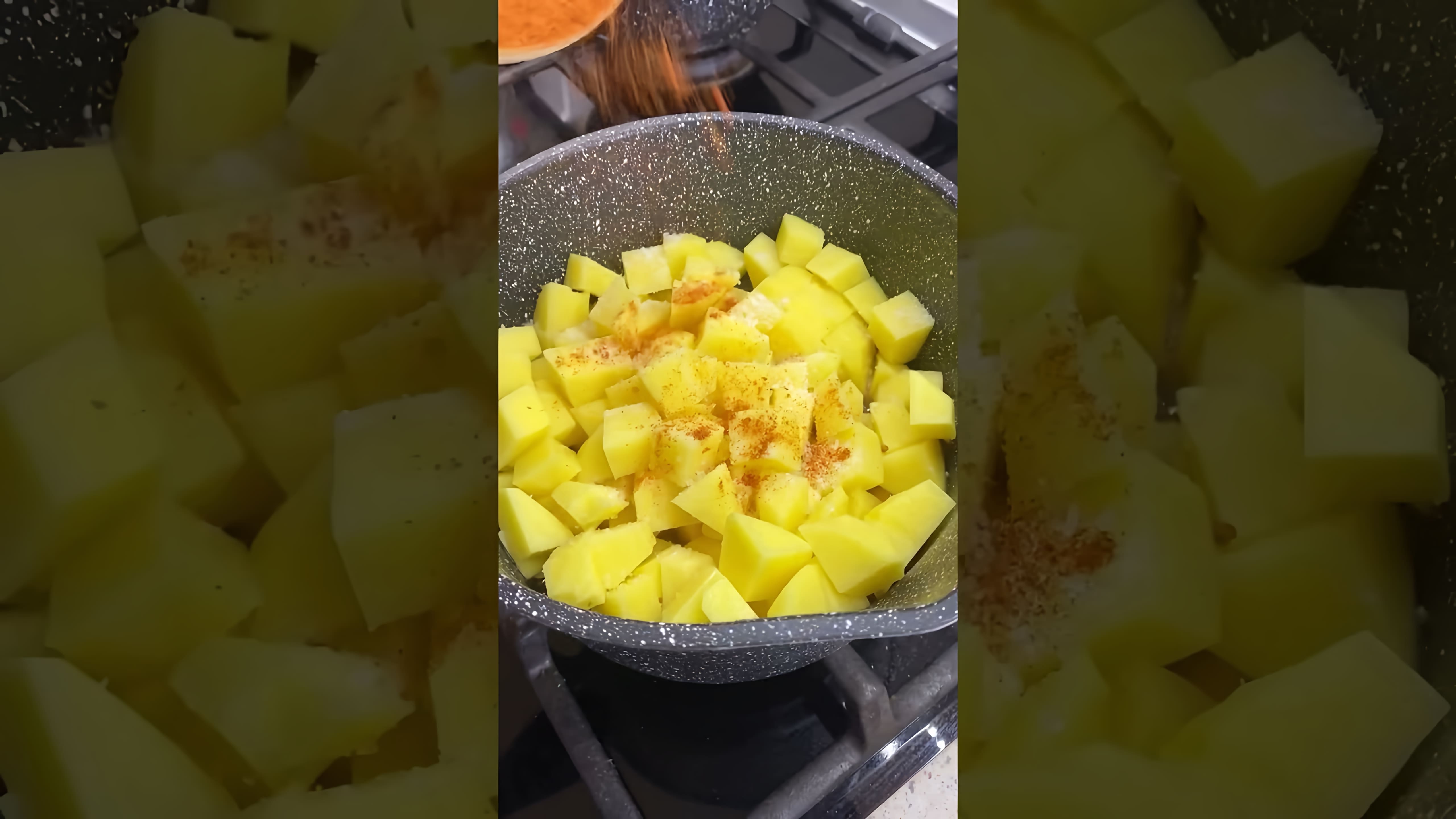 В этом видео демонстрируется процесс приготовления сытного блюда, которое можно подавать как суп или второе