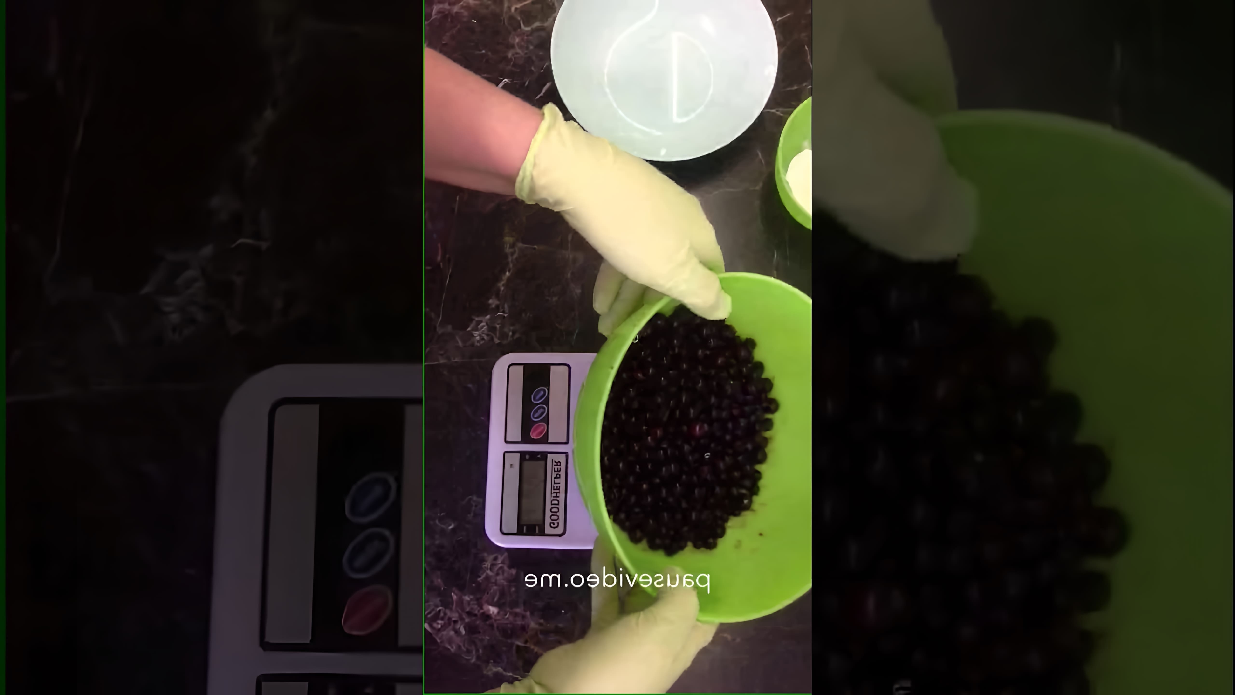 В этом видео-ролике рассказывается о том, как приготовить начинку из замороженной чёрной смородины