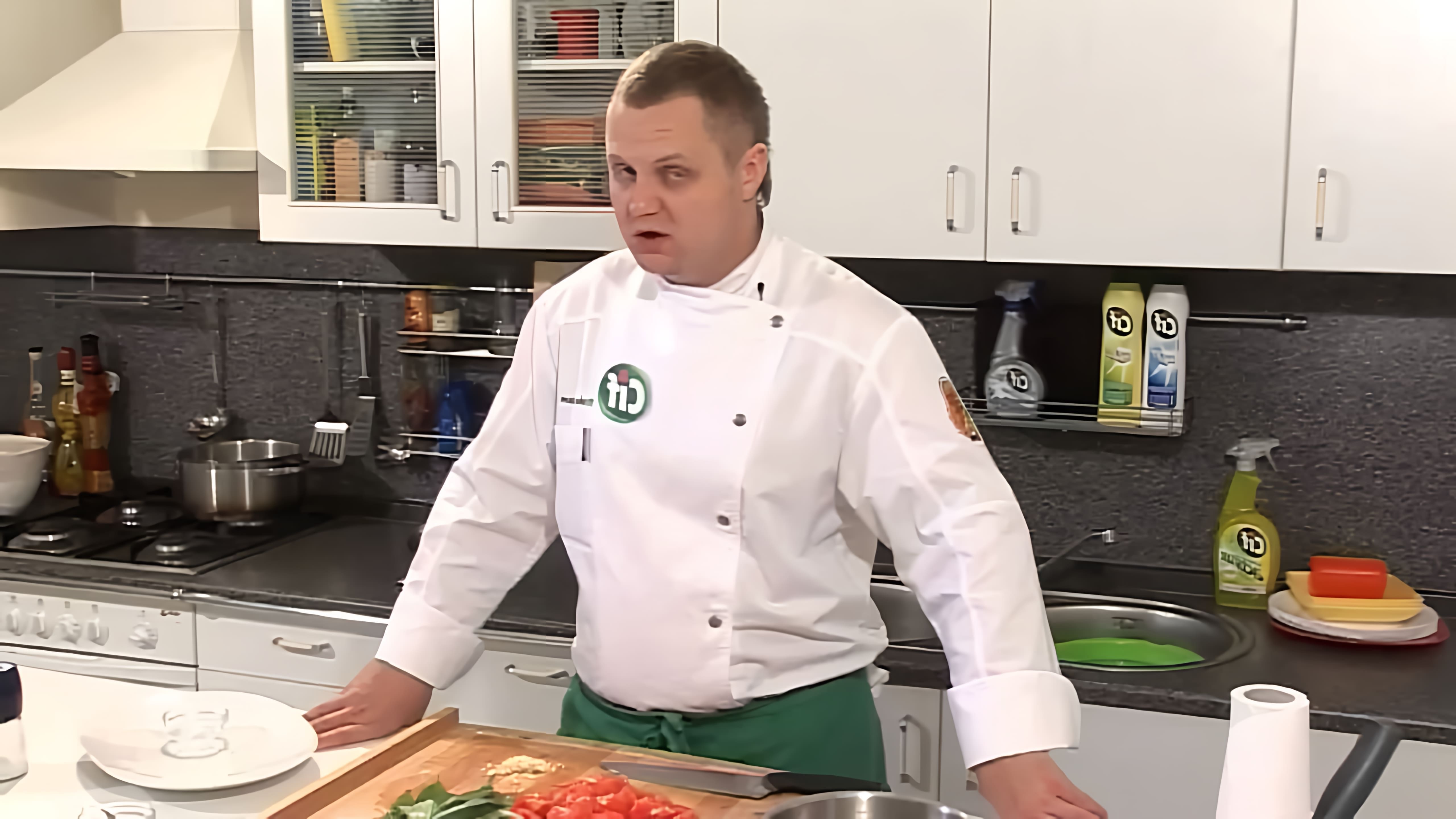 В этом видео Антон Ершов показывает, как приготовить пиццу ассорти с мясом и колбасой