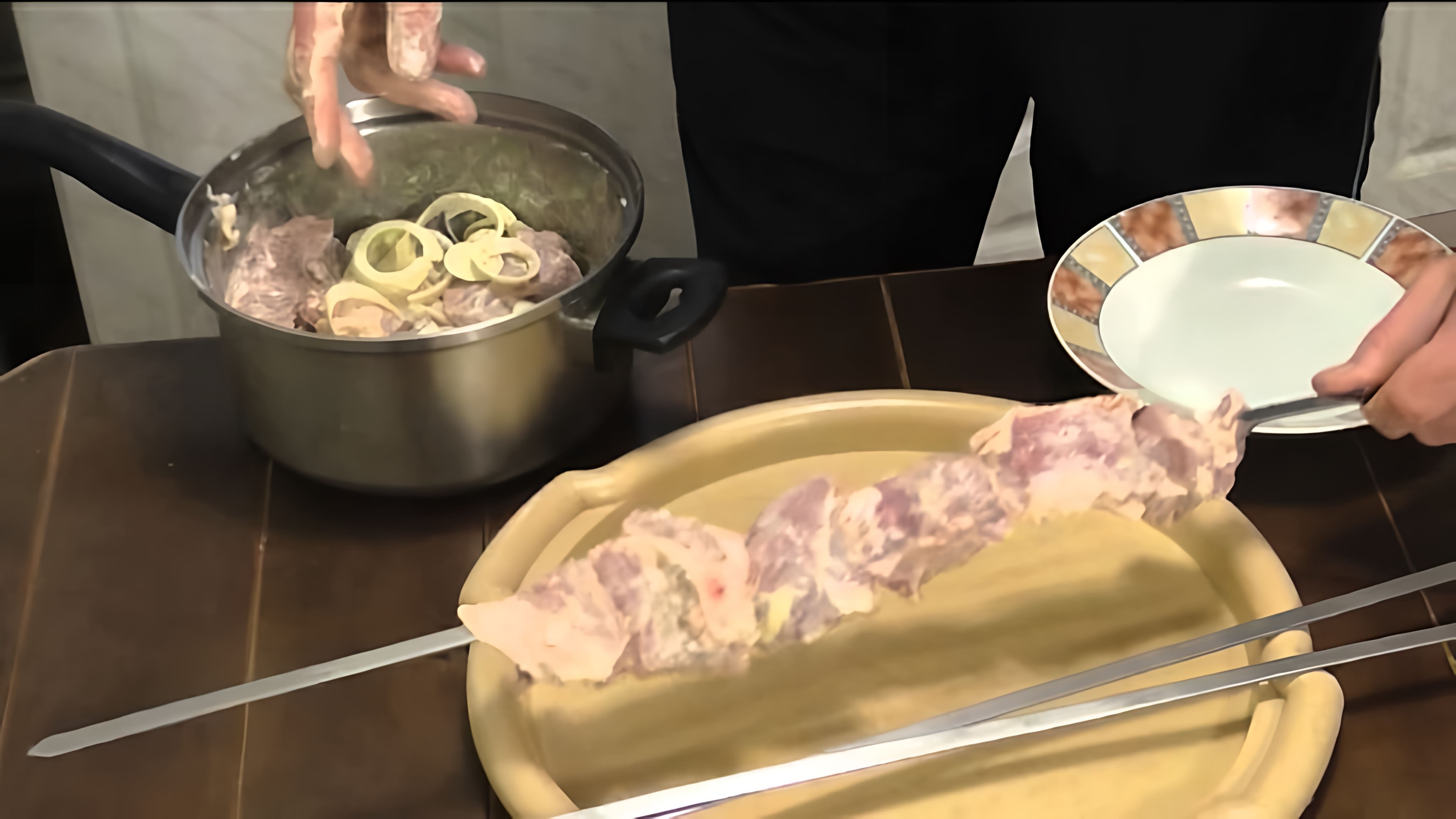 В этом видео демонстрируется процесс приготовления шашлыка