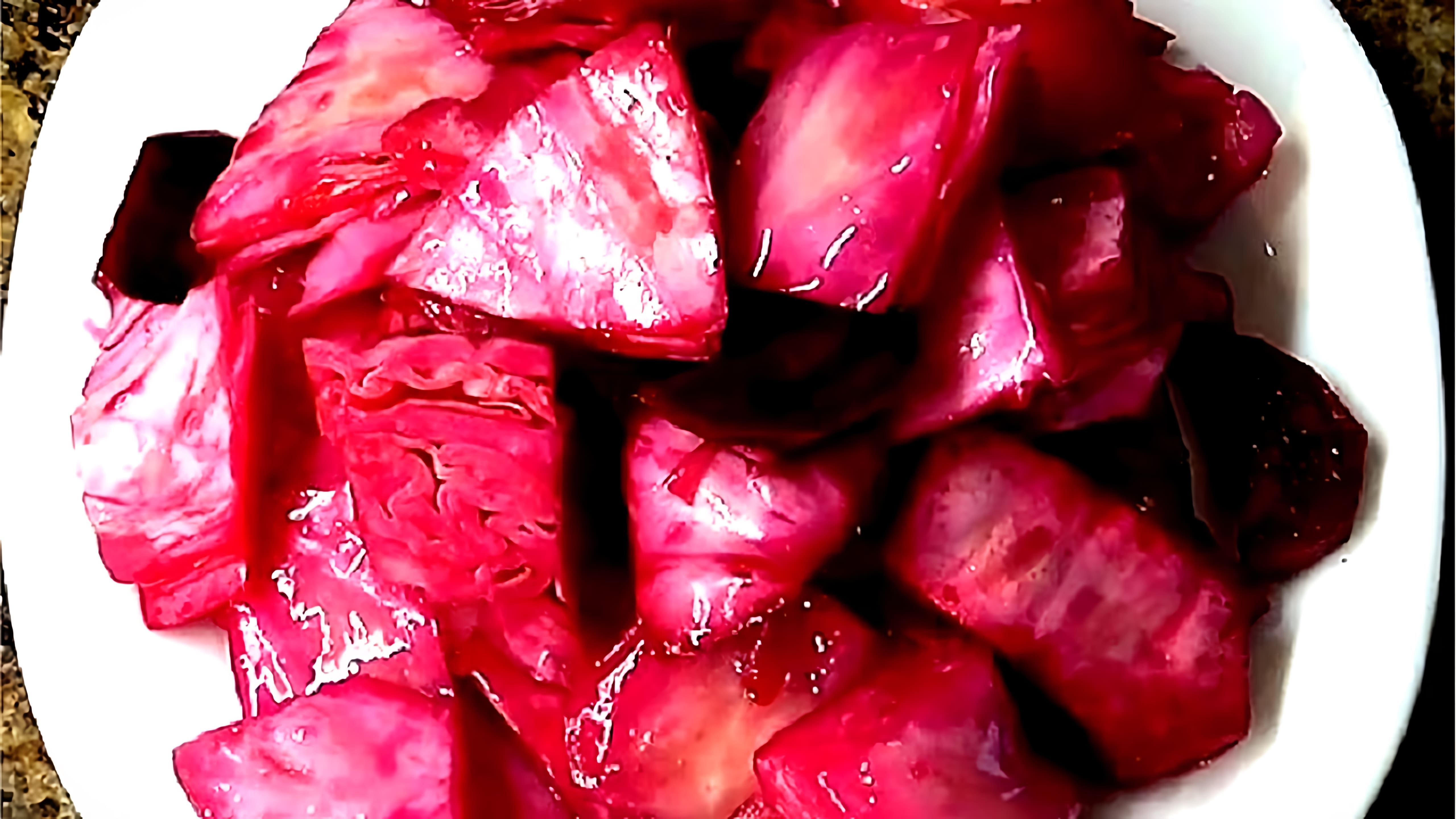 В этом видео Ирина Воловик показывает, как приготовить маринованную капусту "пелюстка" со свеклой