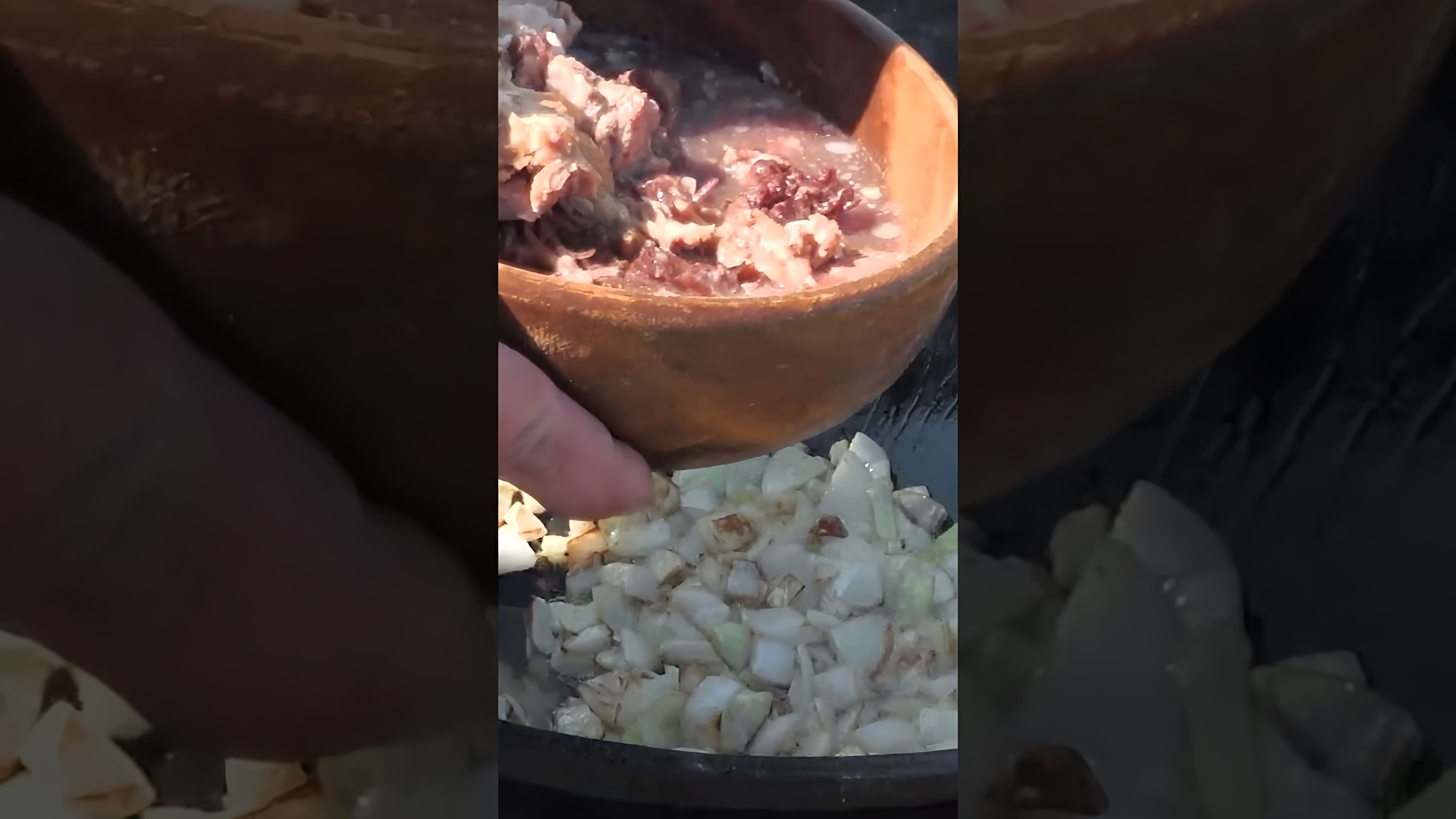 В этом видео демонстрируется процесс приготовления гречки с тушенкой в узбекском казане на газовой печке