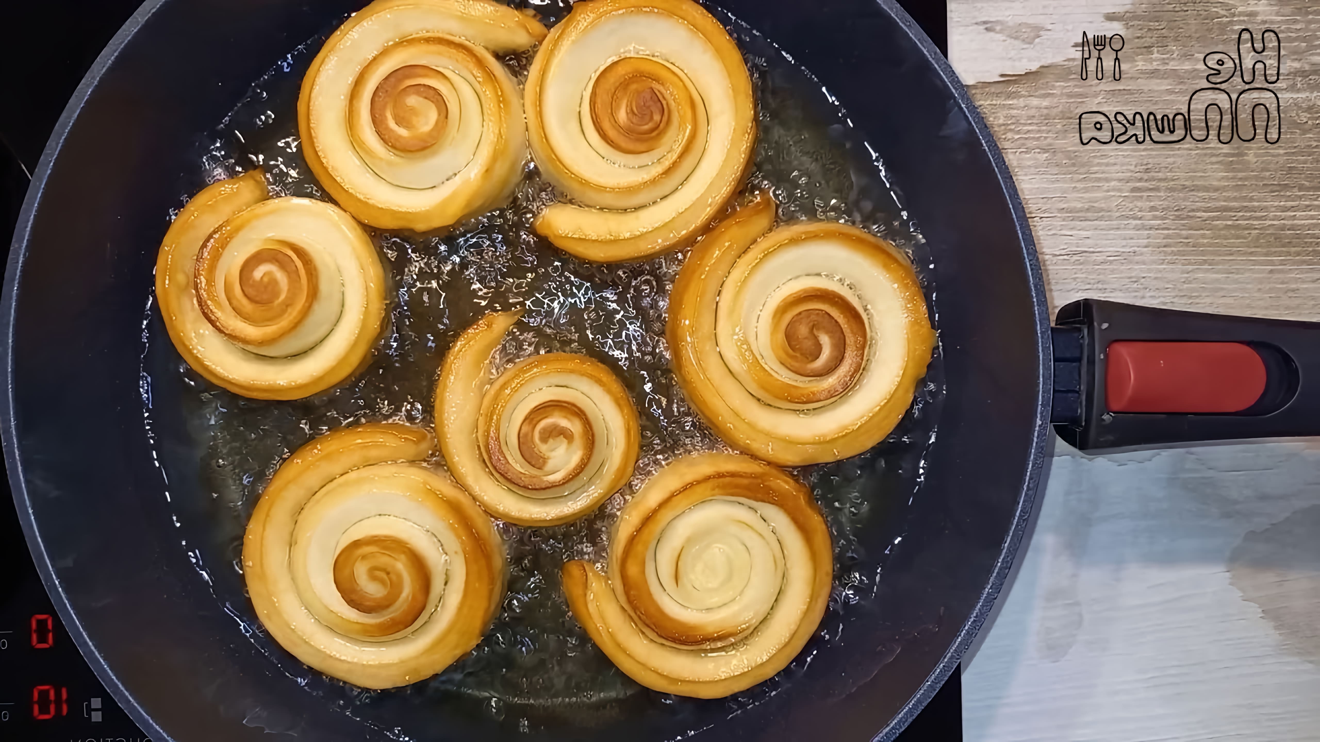 В этом видео-ролике вы увидите, как приготовить вкусные и ароматные булочки на сковороде без использования яиц