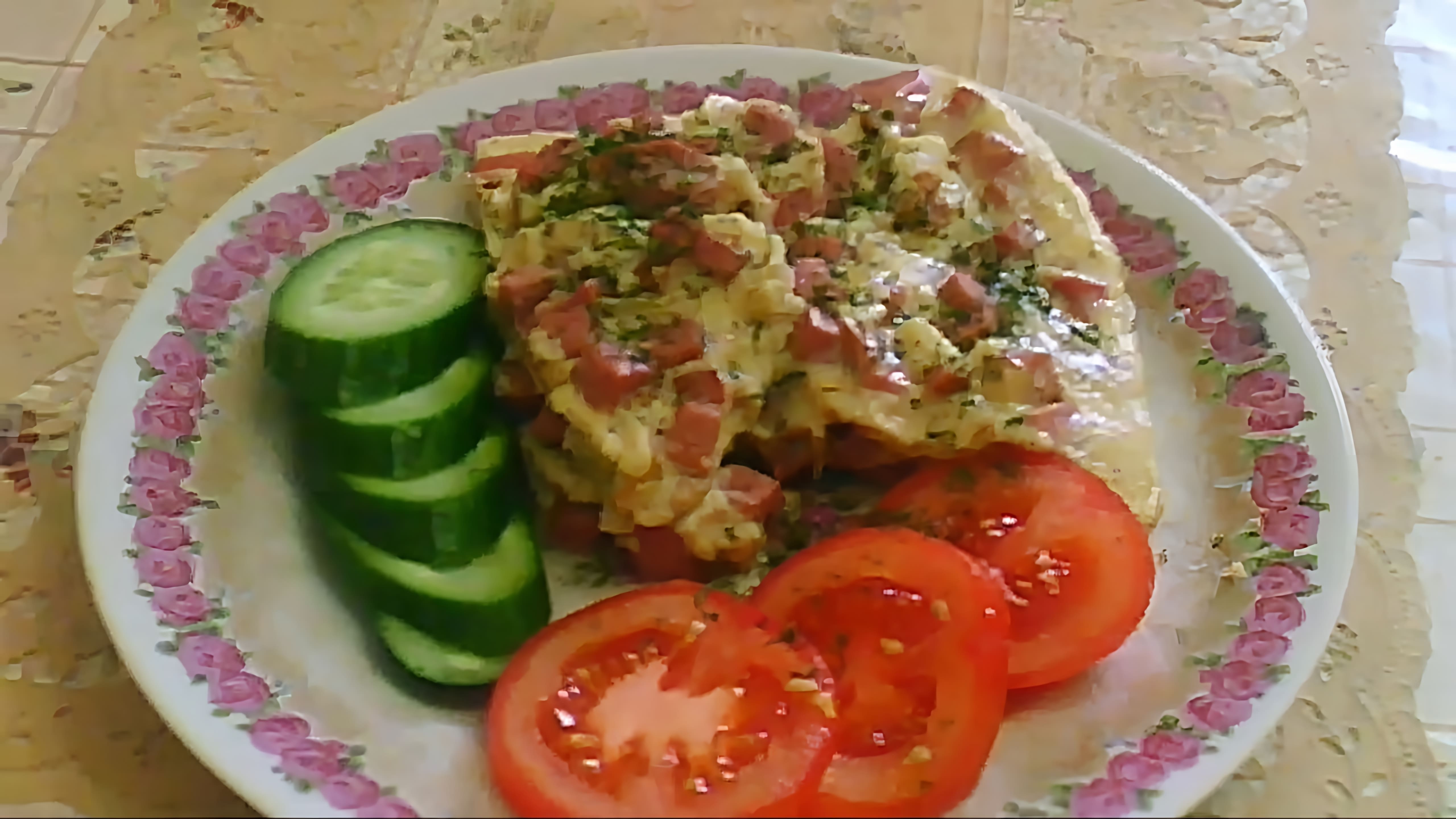 В этом видео демонстрируется простой и вкусный рецепт омлета с колбасой на сковороде