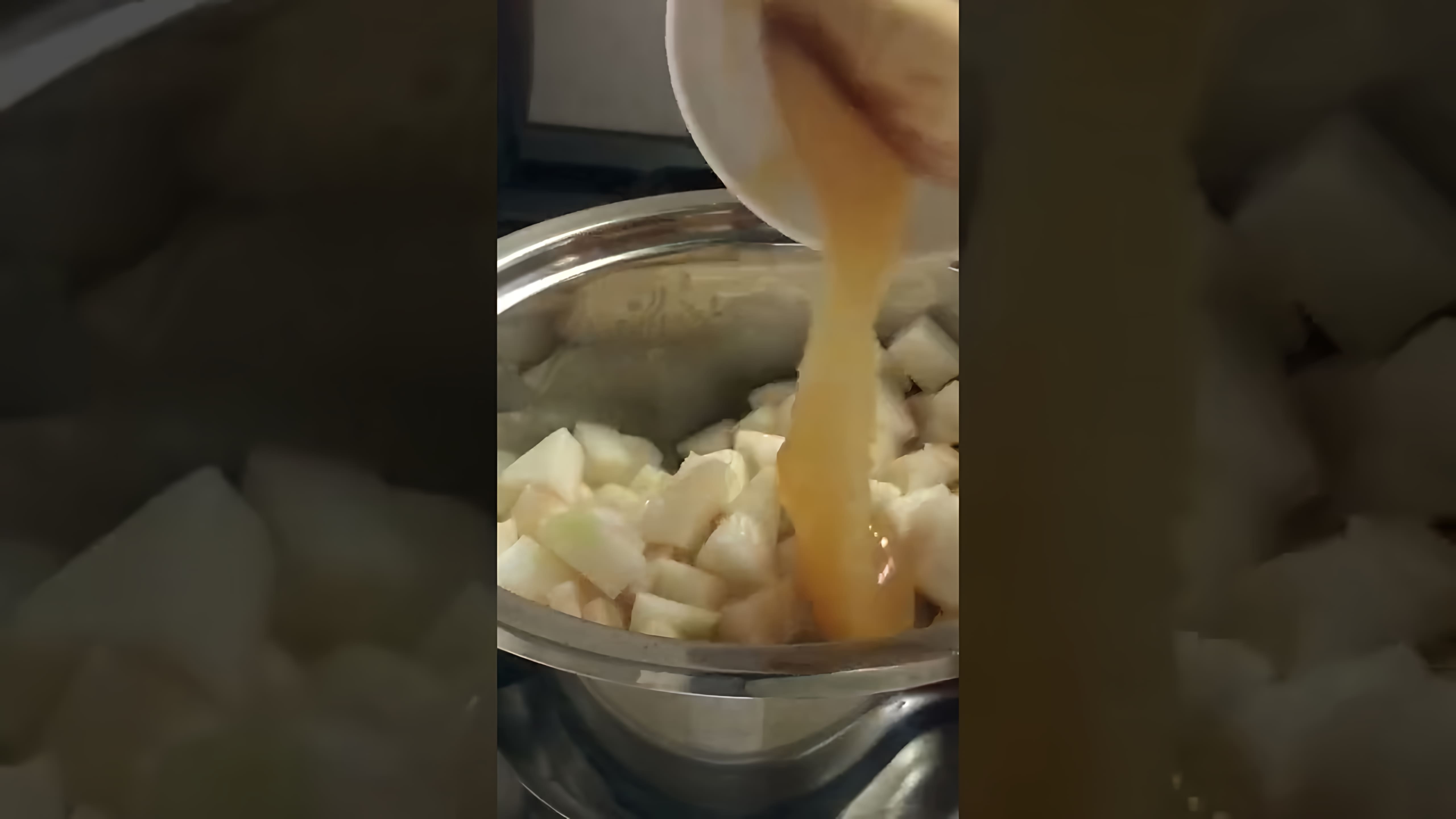 В данном видео демонстрируется процесс приготовления пирога с грушами и рикоттой