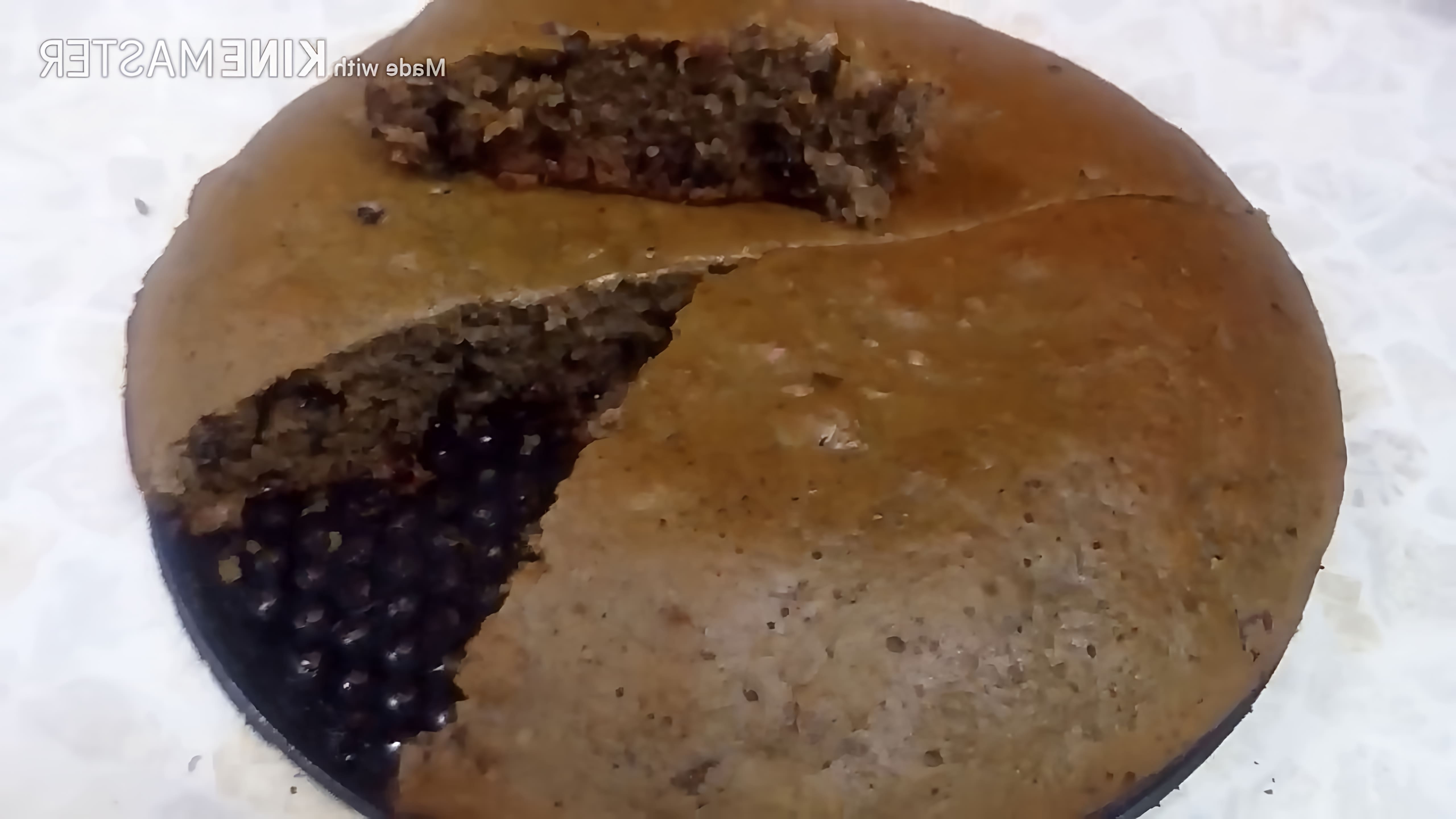 В этом видео демонстрируется простой и быстрый рецепт пирога с вареньем без яиц